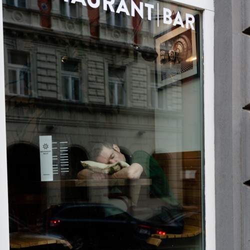 Le dormeur du restaurant