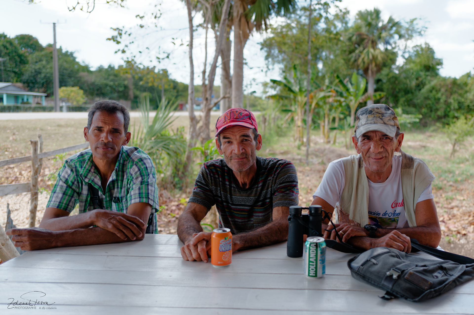 Carlos (ornitologue, à droite)  et ses compagnons, Cuba
