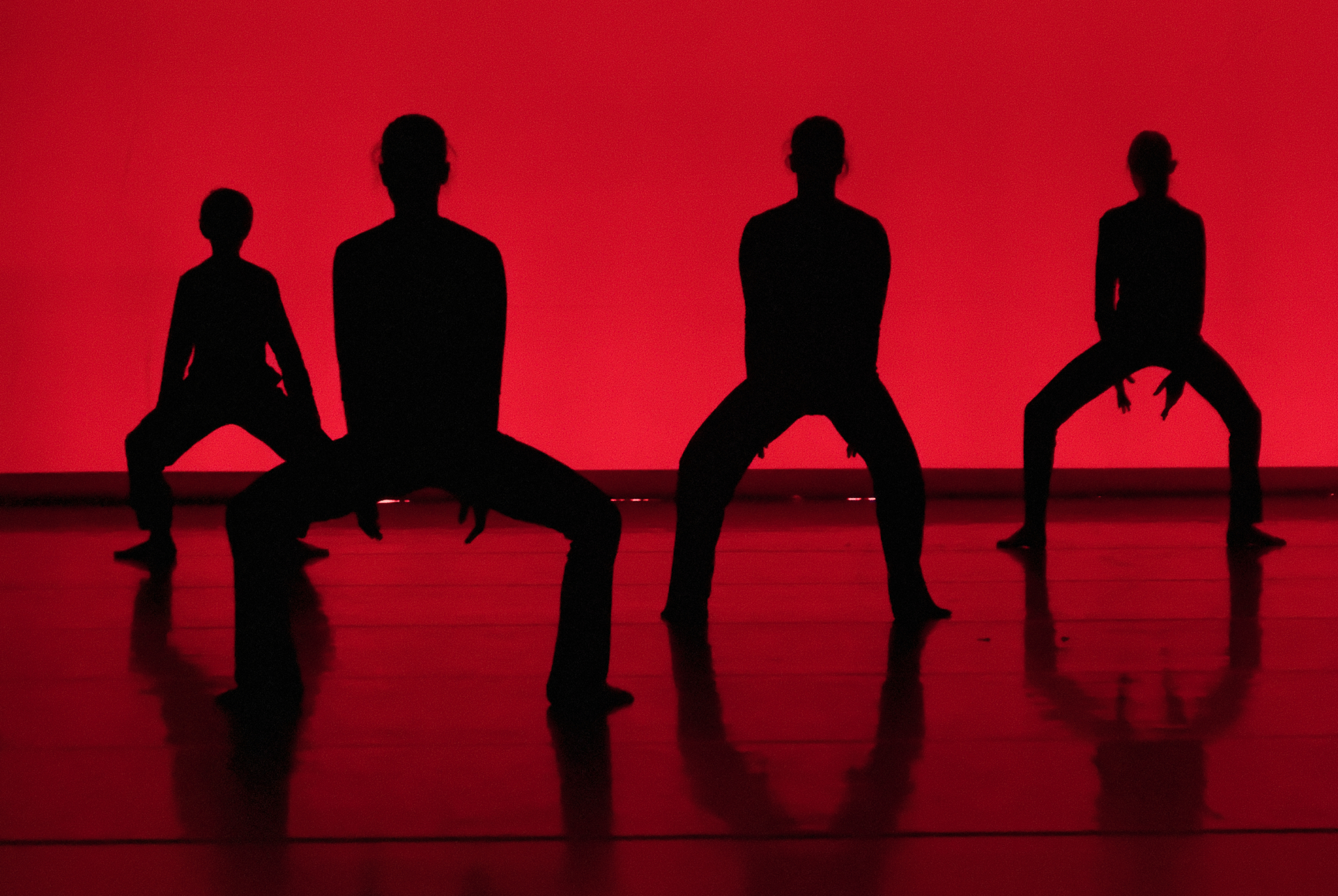 Une dance vive sur le fond rouge