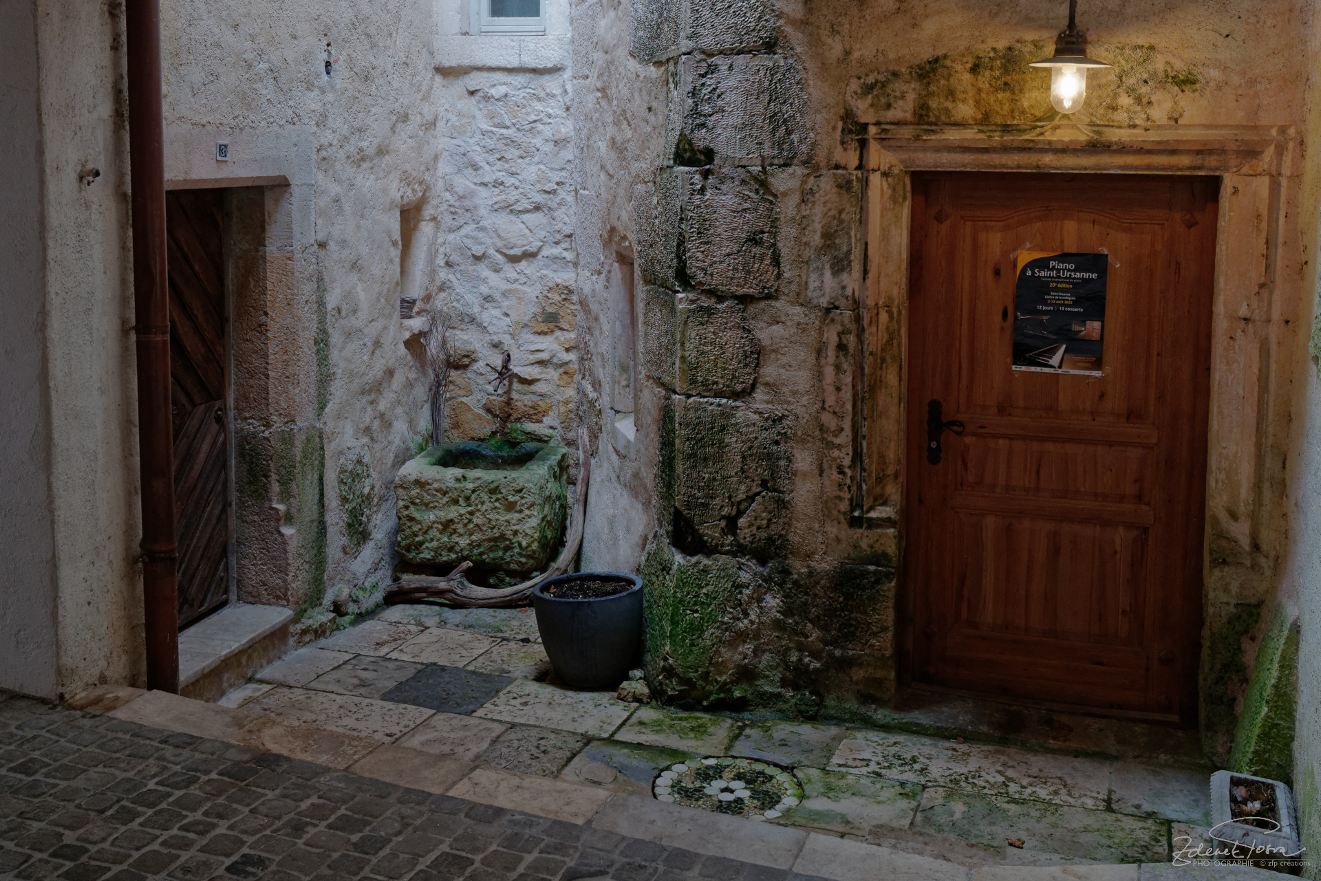 Sous un porche à Saint-Ursanne