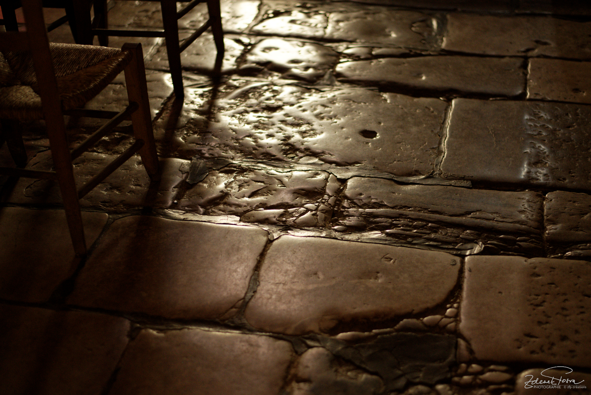 Le sol foulé par des pieds pendant les ciècles