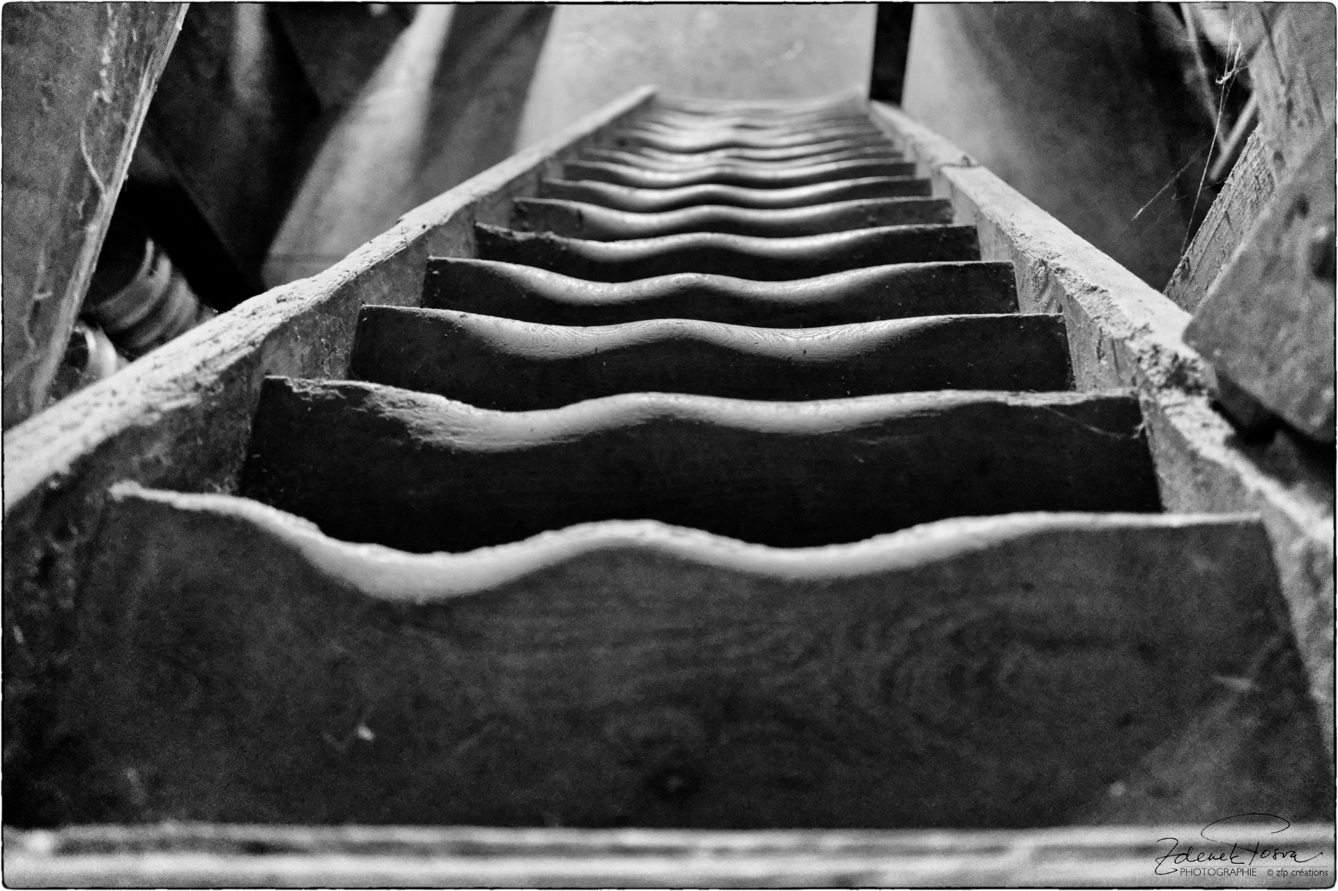 Dans le moulin de Vollach, Ingwiller, un escalier usé par des pas centenaires