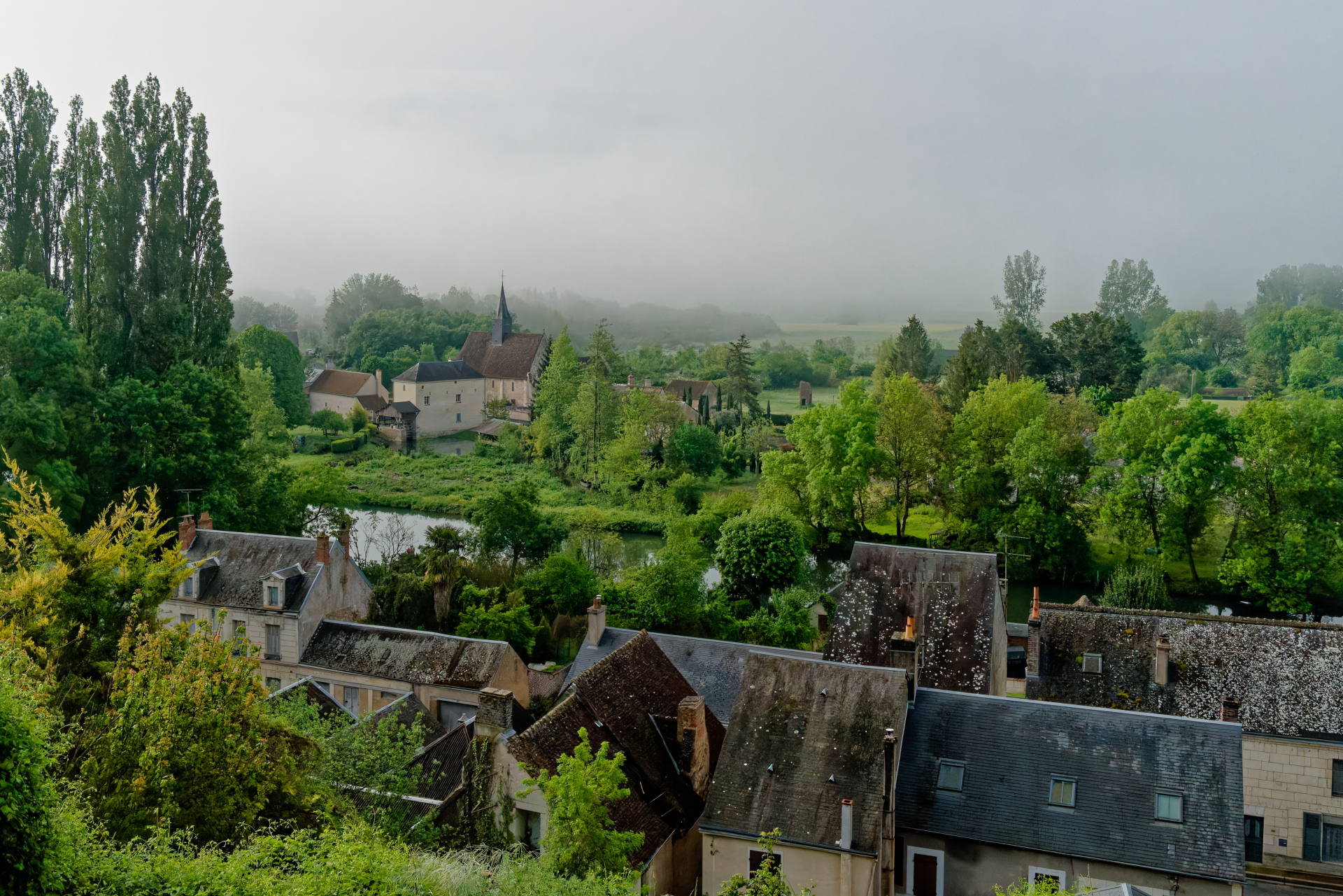 Trôo, le village troglodytique, Loir-et-Cher, dans la brume matinale