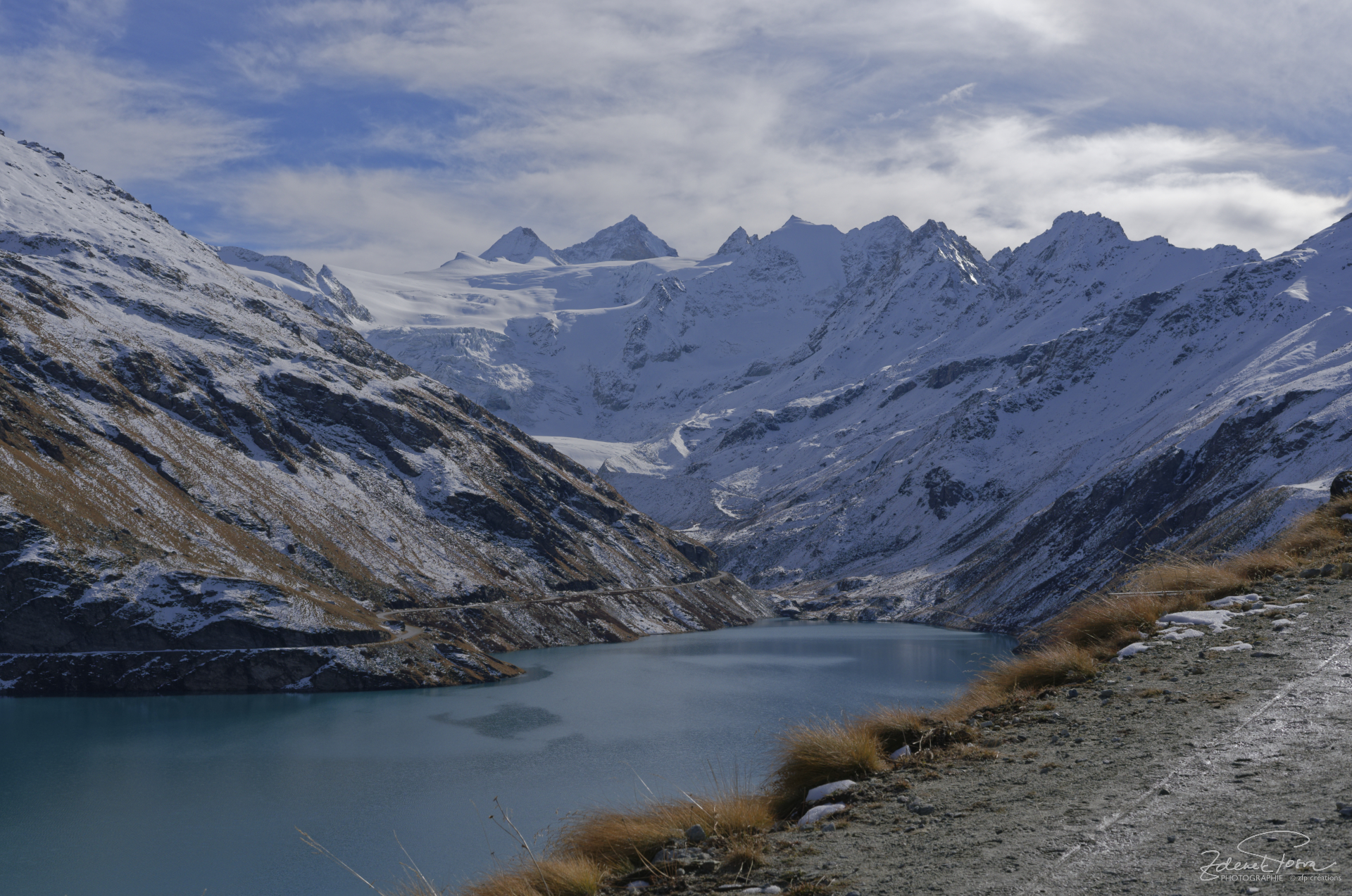 Le barrage de Moiry avec le glacier de Moiry et la Dent Blanche au fond