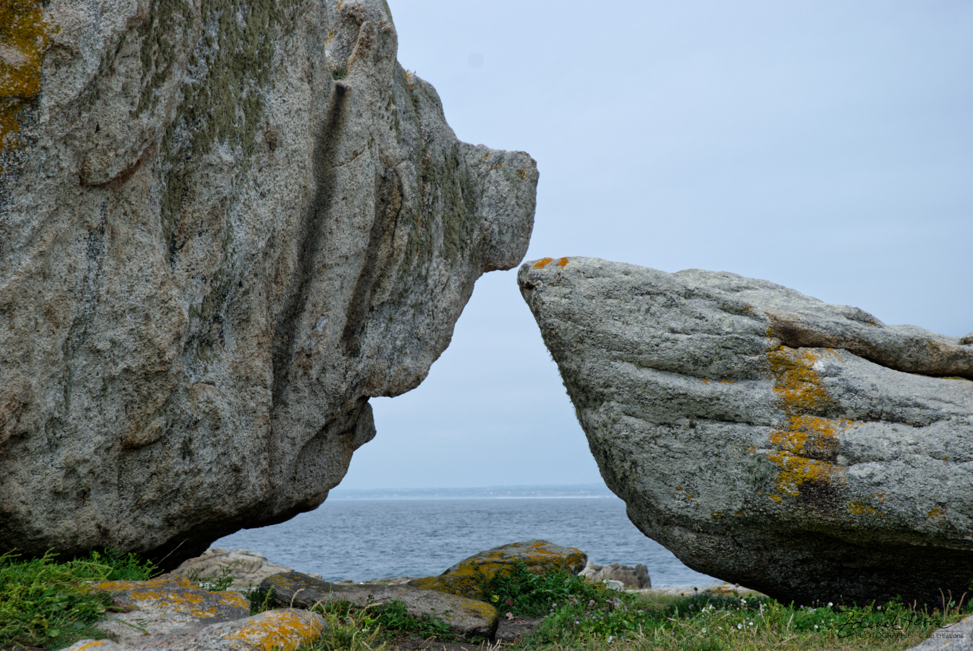 C'est par le toucher du nez que les pierres se saluent