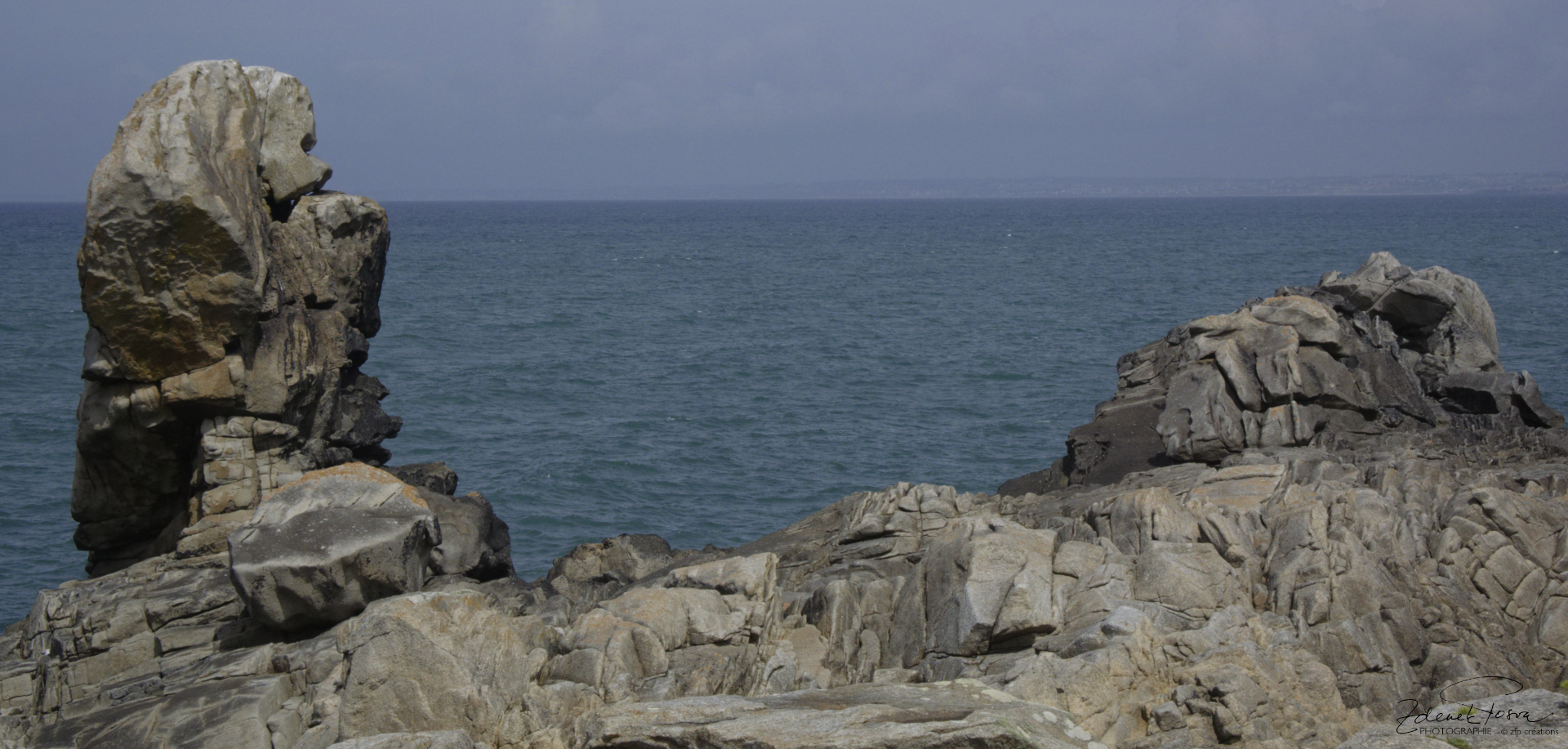 Son museau posé sur la pierre, il regarde au loin ...