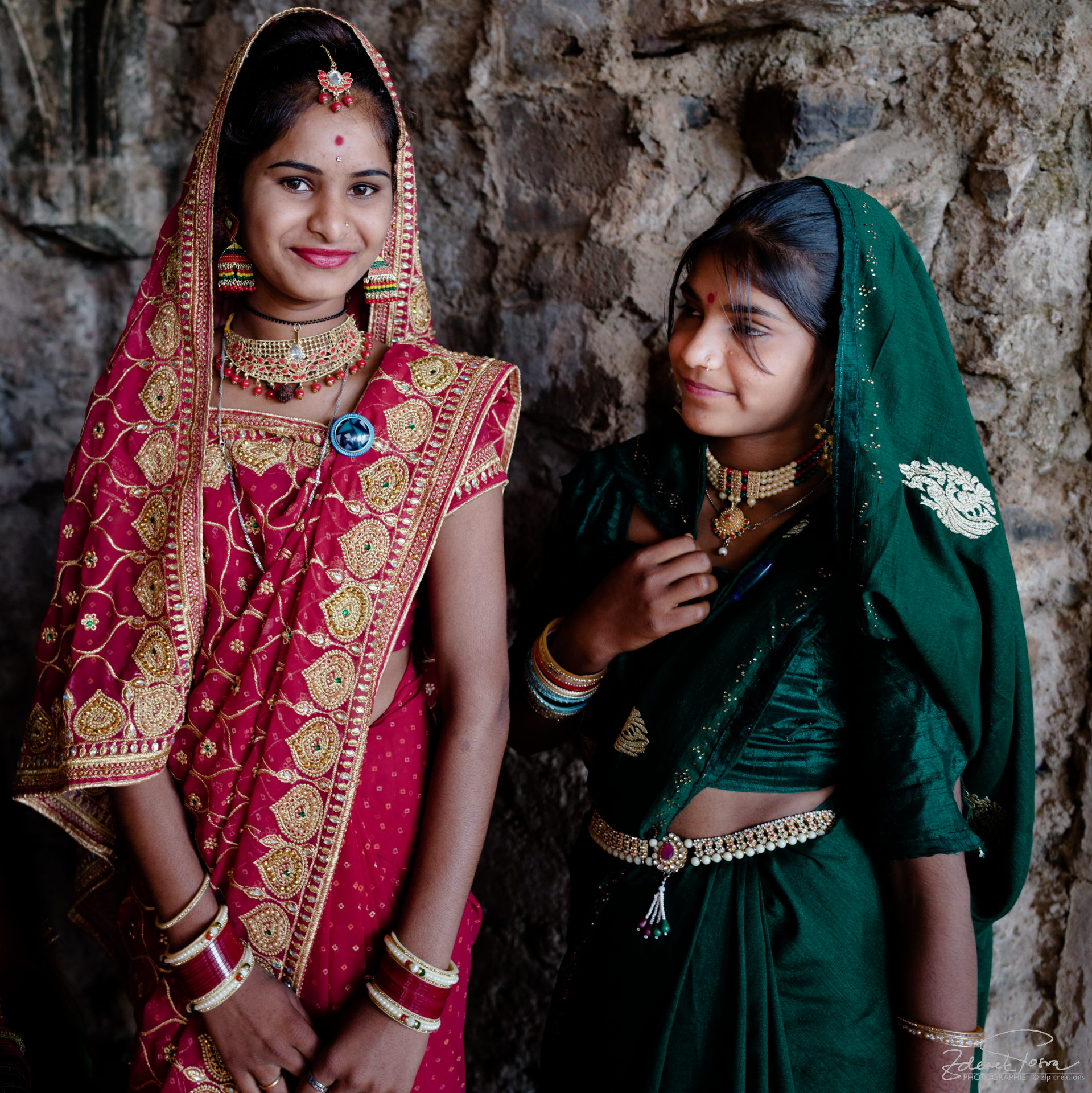 La grâce féminine dans des ruines islamiques à Mandu