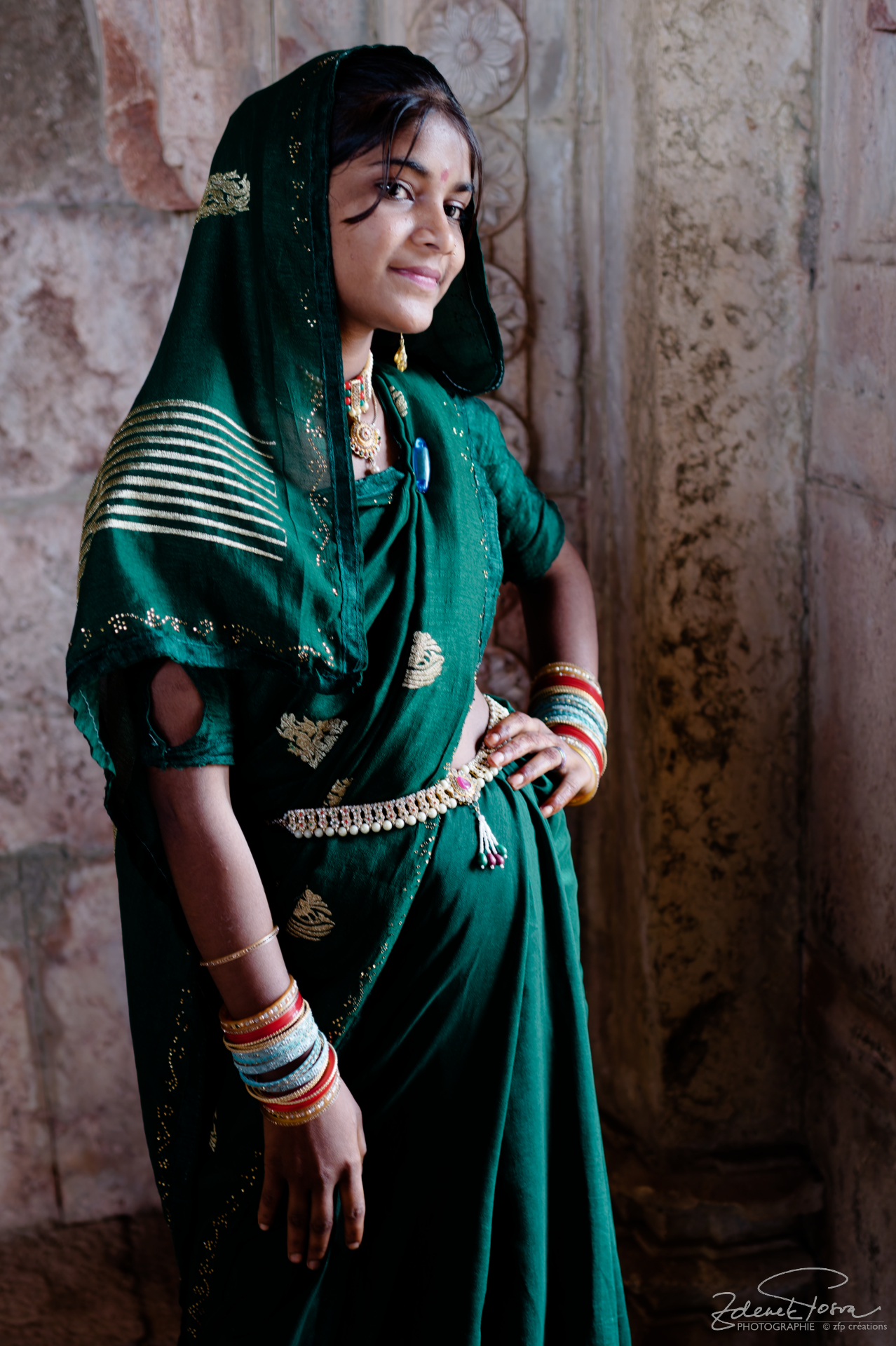 La grâce féminine dans des ruines islamiques à Mandu