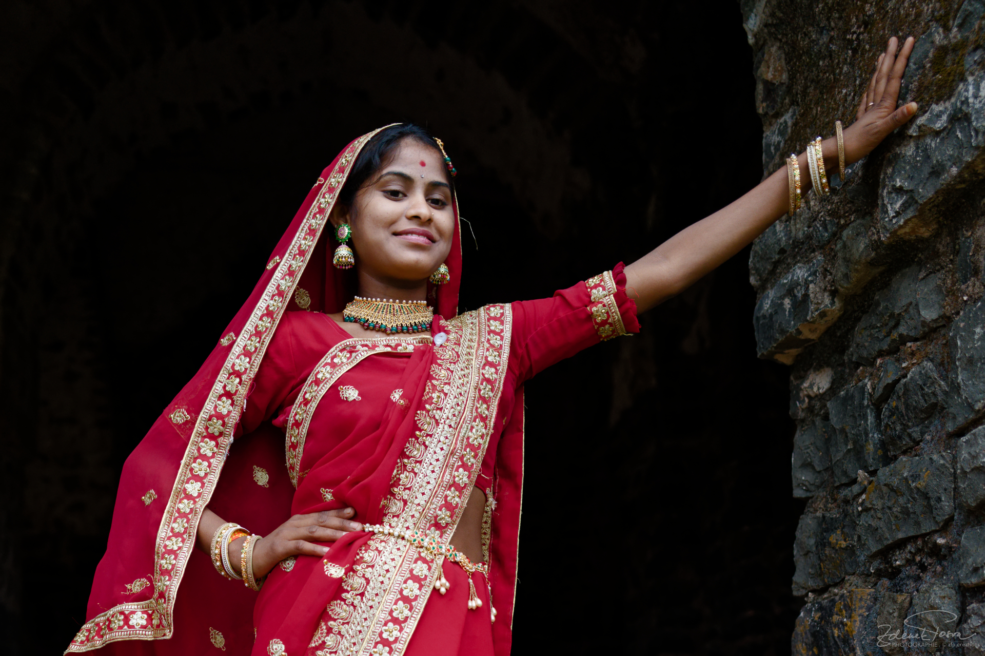 La grâce féminine dans des ruines islamiques à Mandu