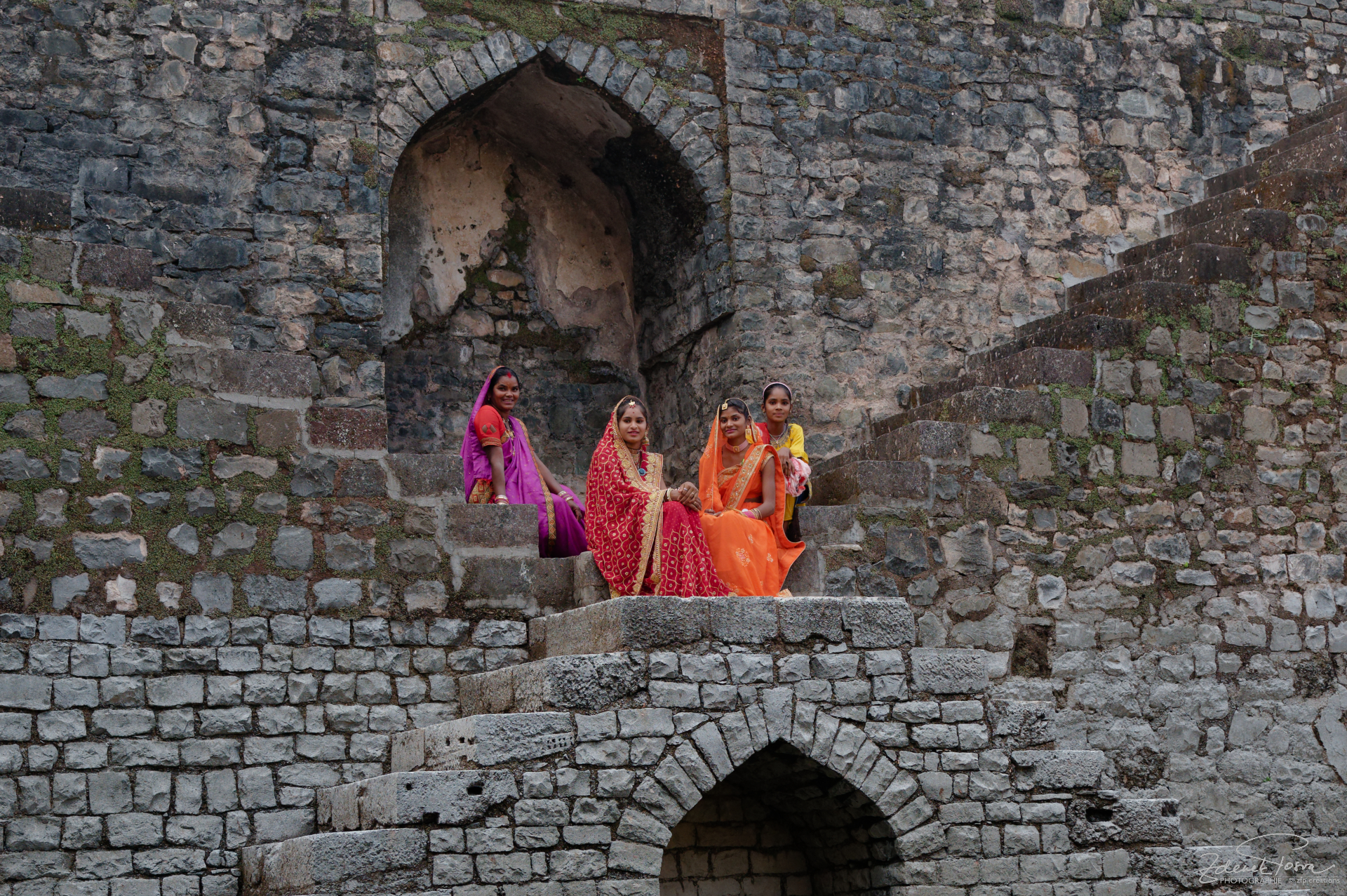 La grâce féminine dans des ruines islamiques à Mandu