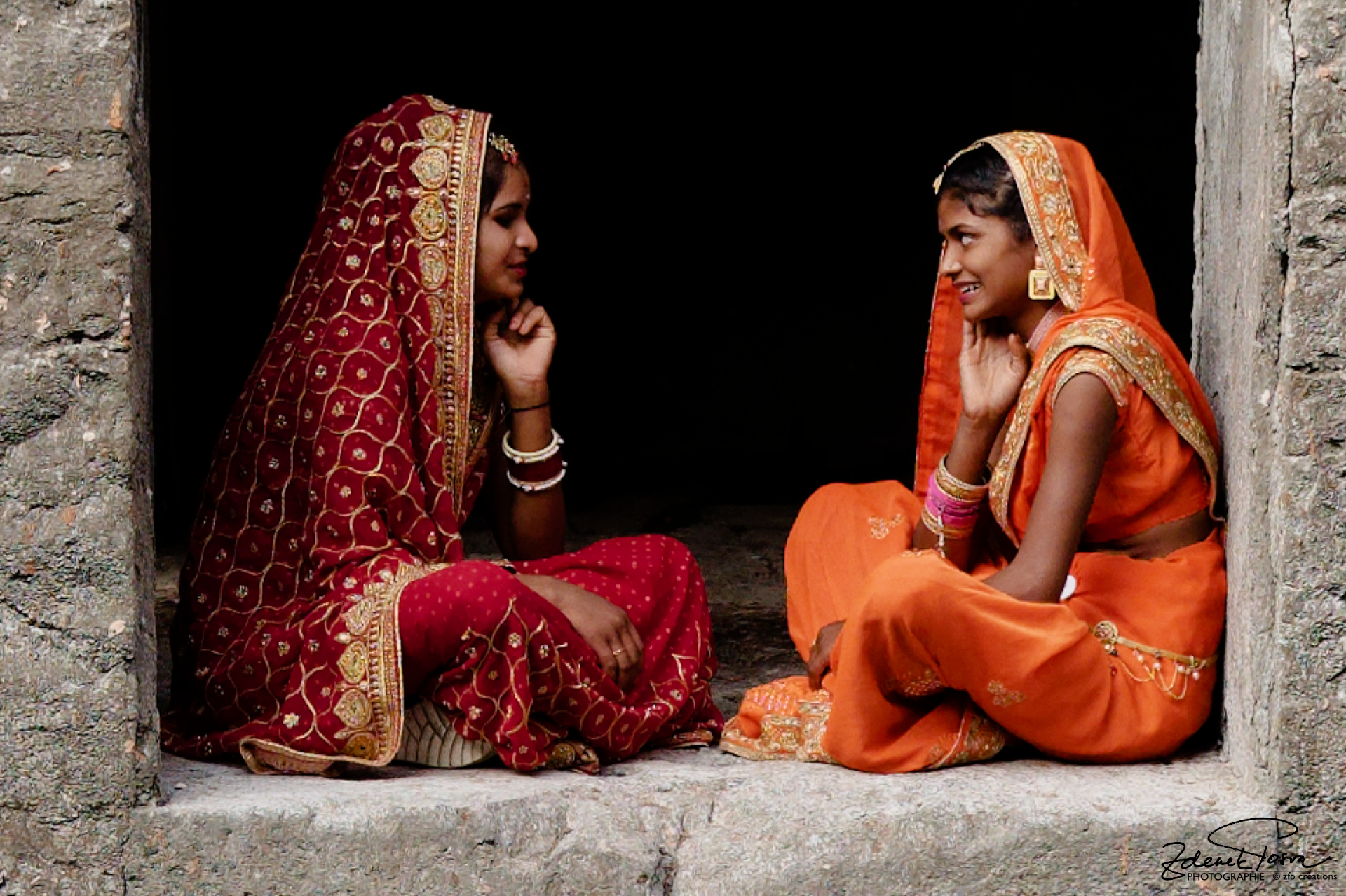 La grâce féminine dans des ruines islamiques à Mandu