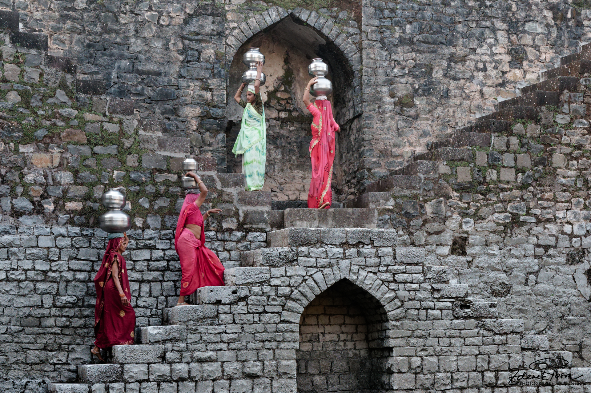 La grêce féminine dans les vestiges d'un site islamique à Mandu