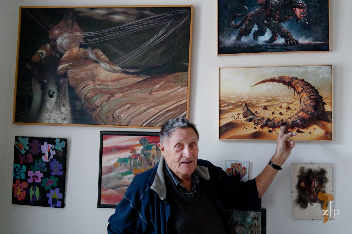 Devant ses tableaux surrealistes