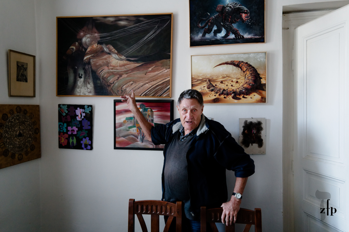 Devant ses tableaux surrealistes