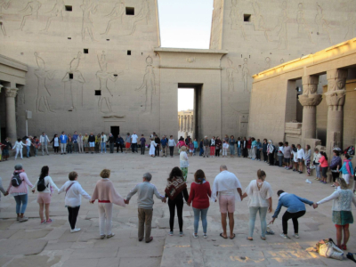 Dans un temple egyptien au crépuscule