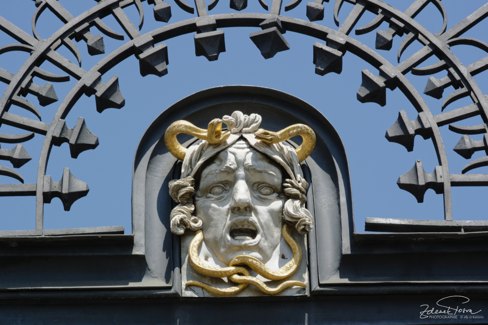 Une tête aux deux Serpents