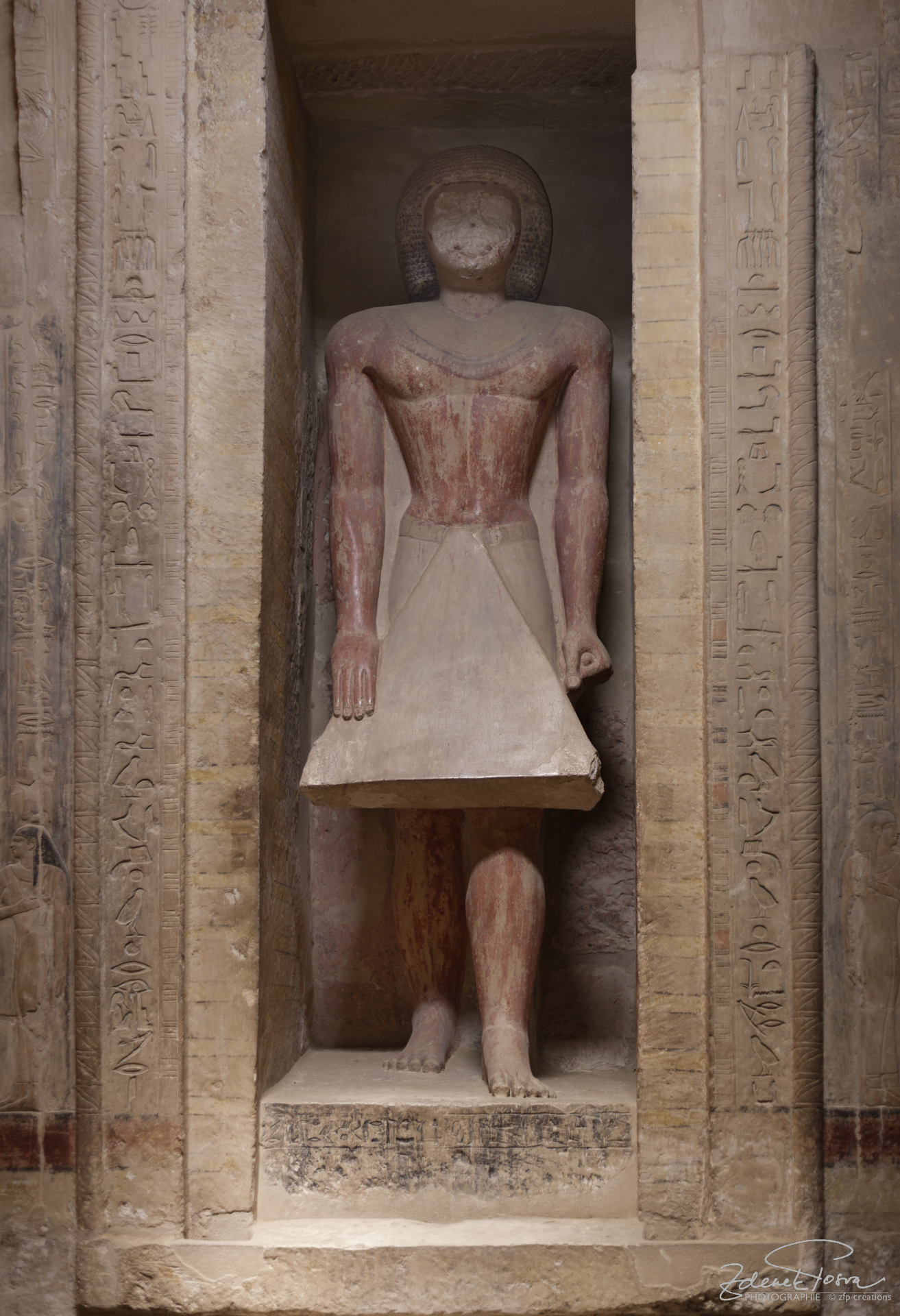 La mastaba de Méréruka abvec la statue de ce dernier, Saqquarah