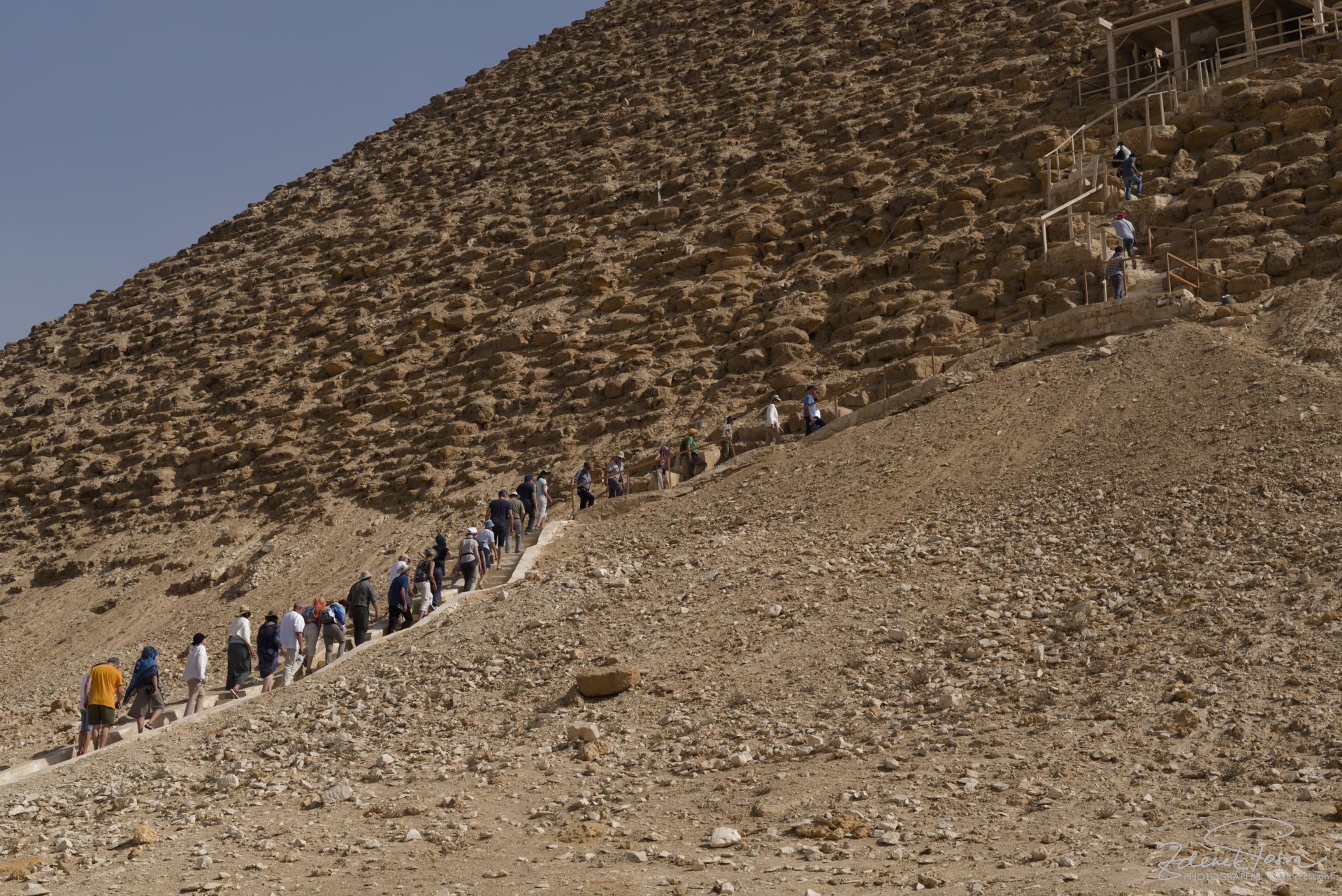 La montée de la pyramide Rouge