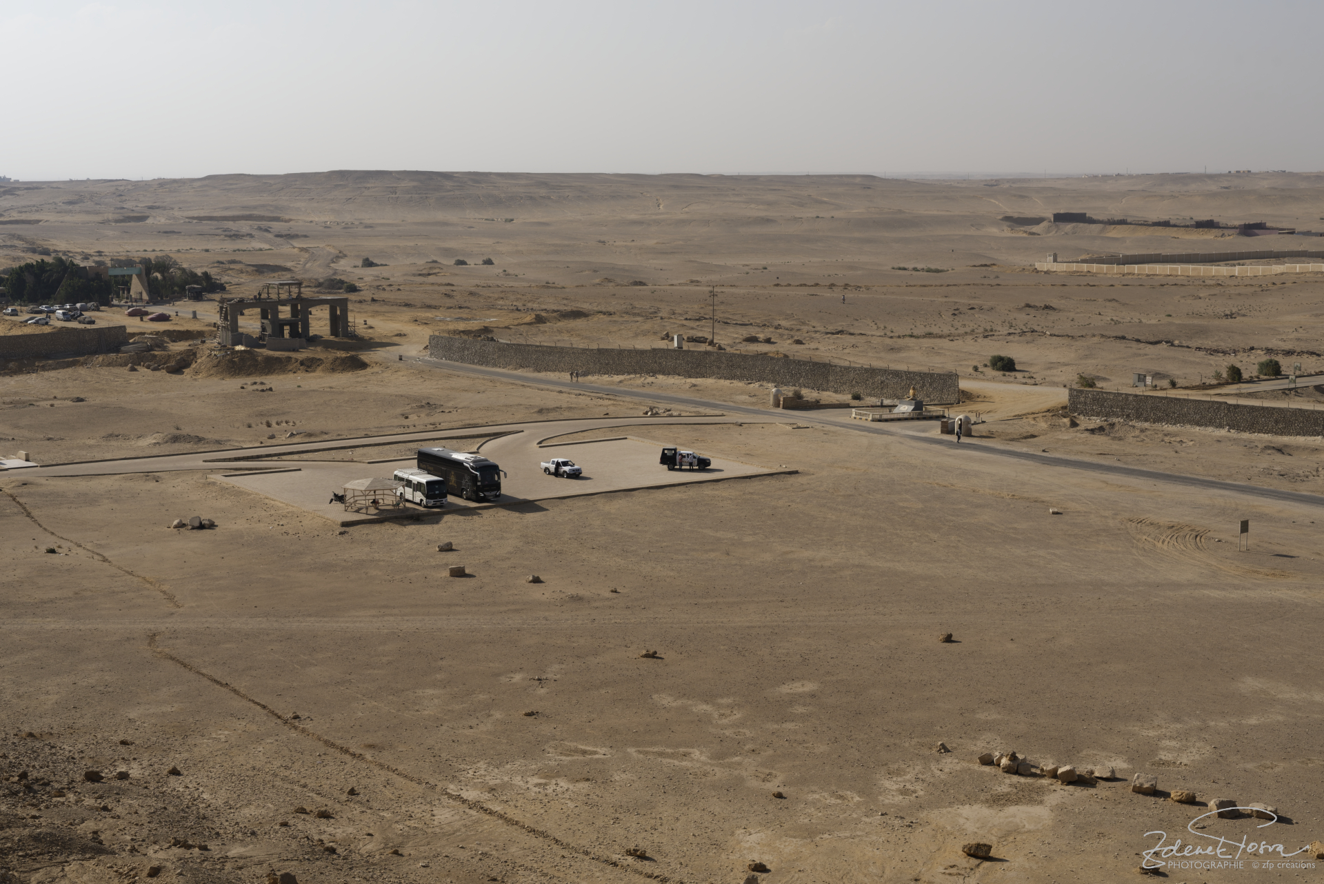 Le plateau devant la pyramide Rouge