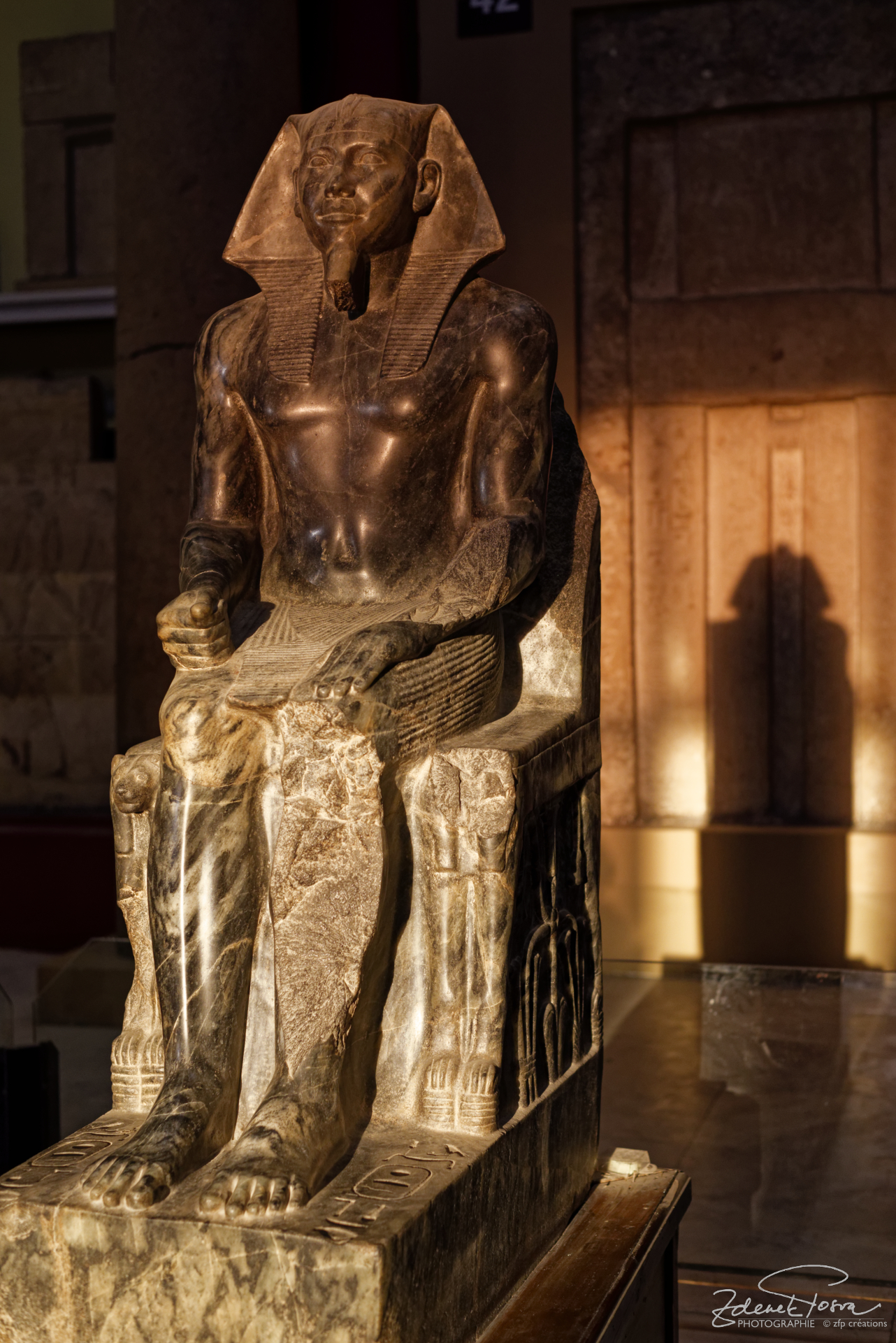 La statue du pharaon Khéphren en diorite, son ombre passe dans la porte ...