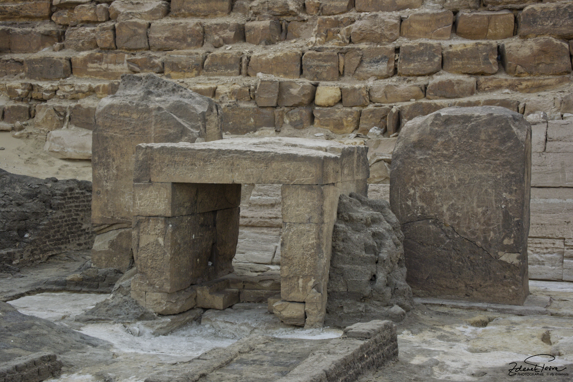 Vers la pyramide rhomboédrique