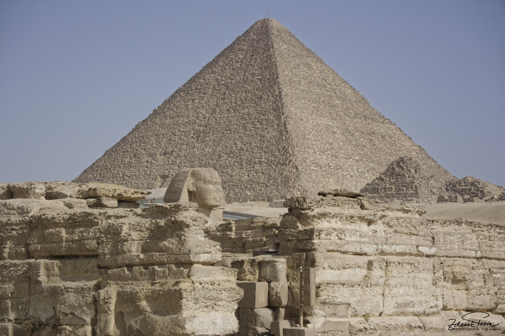 Sphinx plongé devant la pyramide