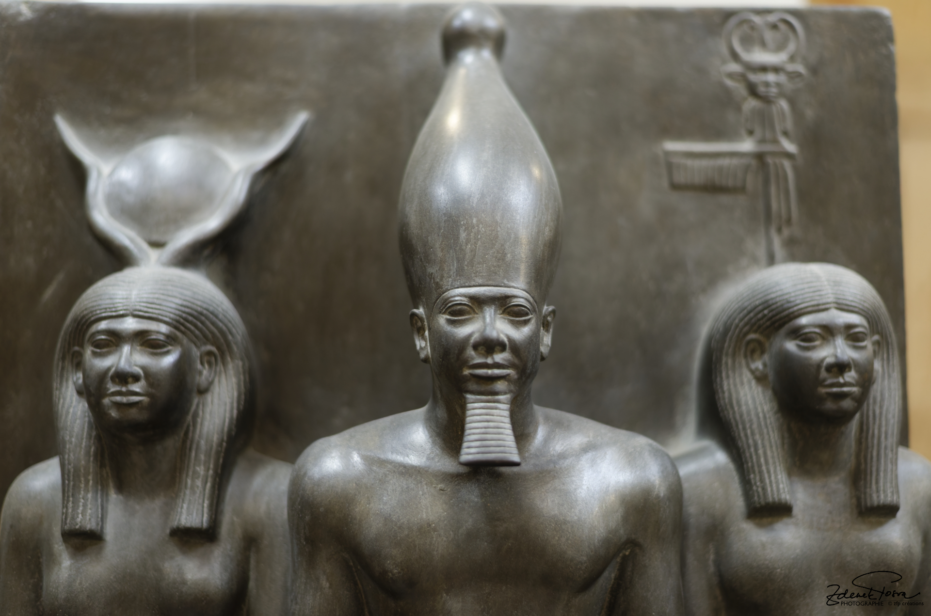 Le roi Menkaure, sa femme Hathor (à sa droite) et lune divinité 