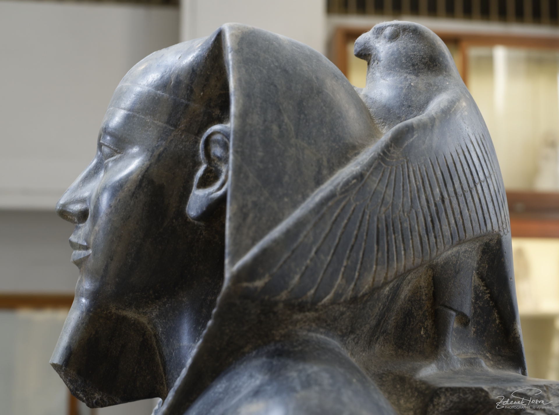 La statue du pharaon Khephren, fils de Kheops, protégé par un faucon