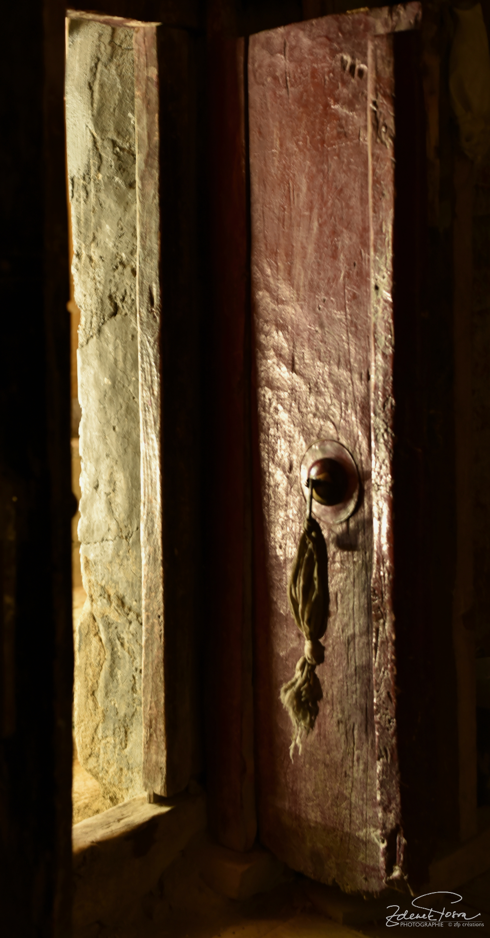 Jeu de lumières - une porte au monastère d'Alchi