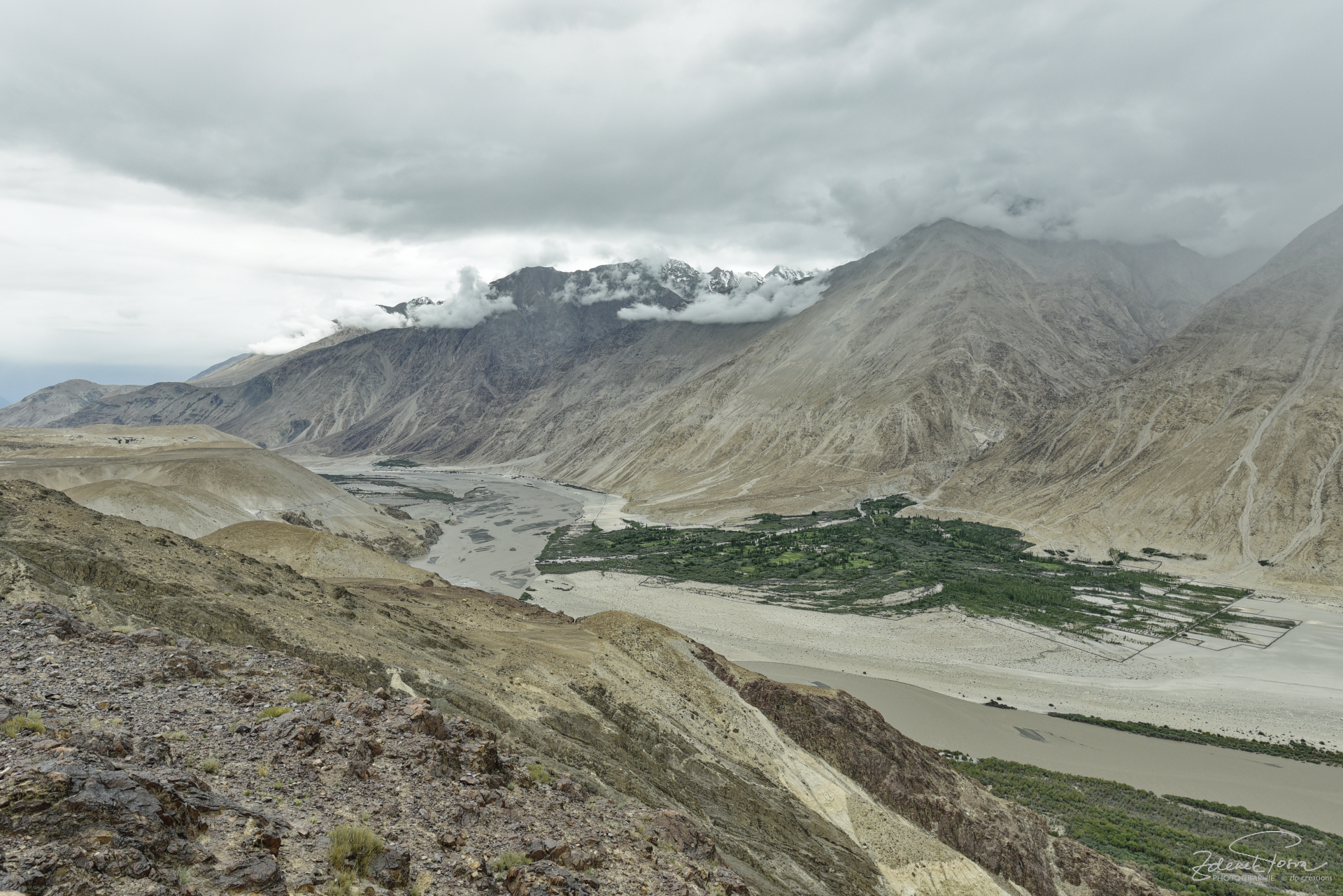 La valée de Nubra de l'autre côté du col Khardong-La 