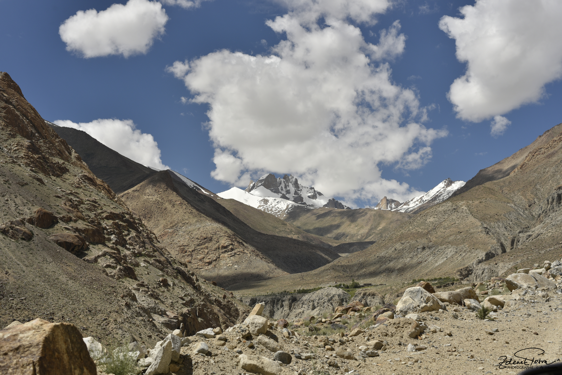 Les gorges et la route vers le village Hundar Dog