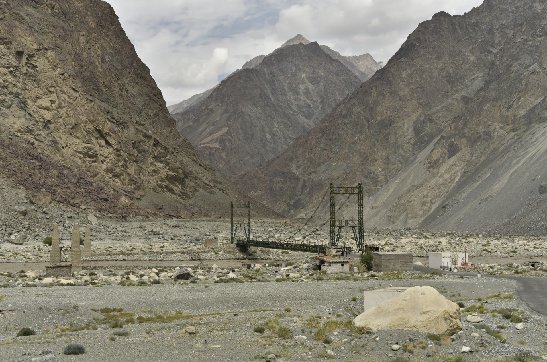 La route vers le village de Turtuk et le pont suspendu Durga