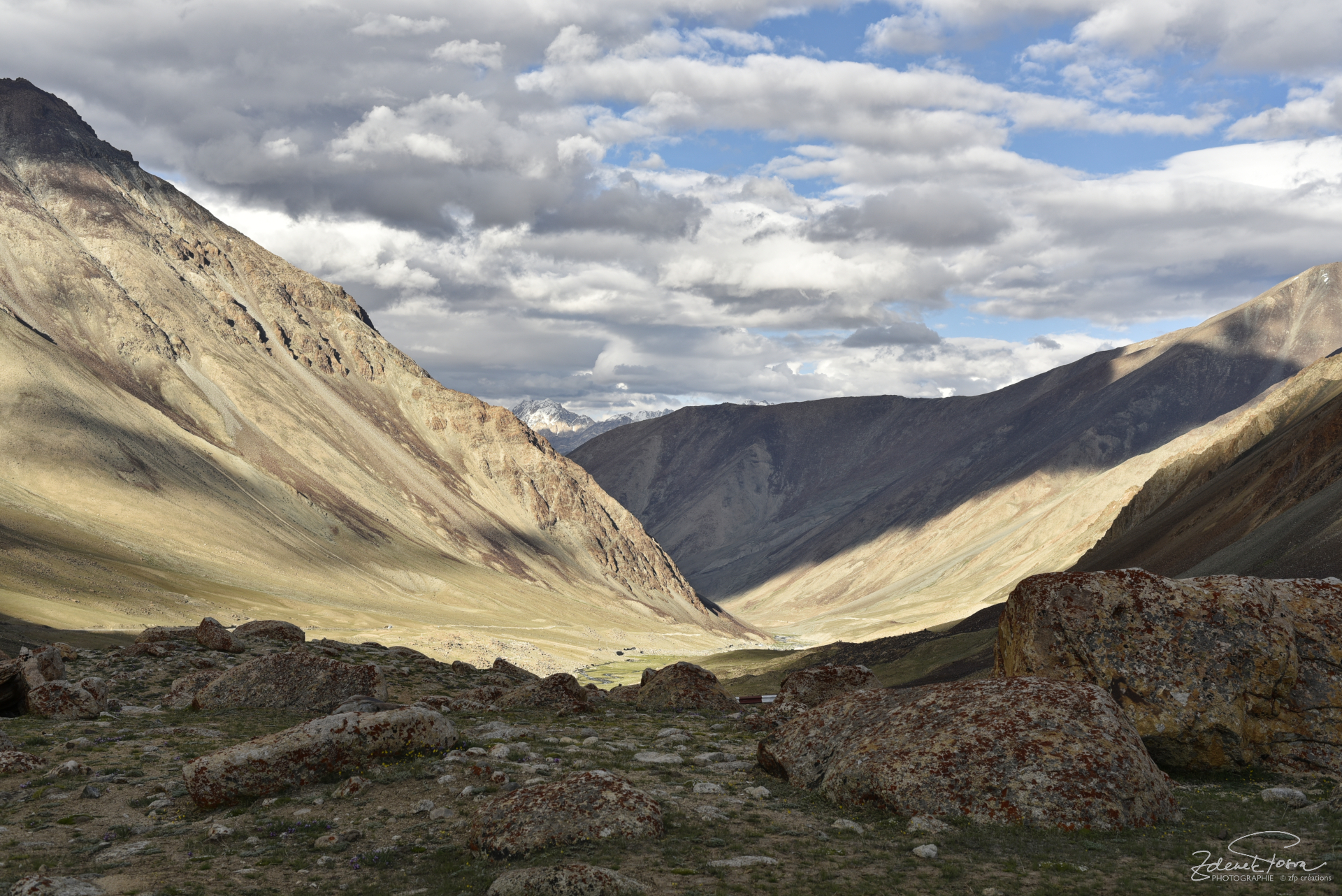 Le jeu de lumières sur la route du lac Pangogn à Leh