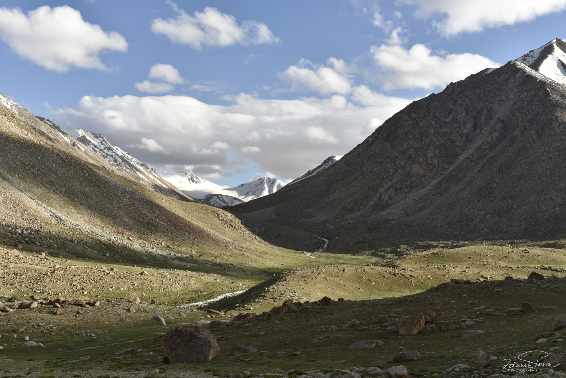Le jeu de lumières sur la route du lac Pangogn à Leh