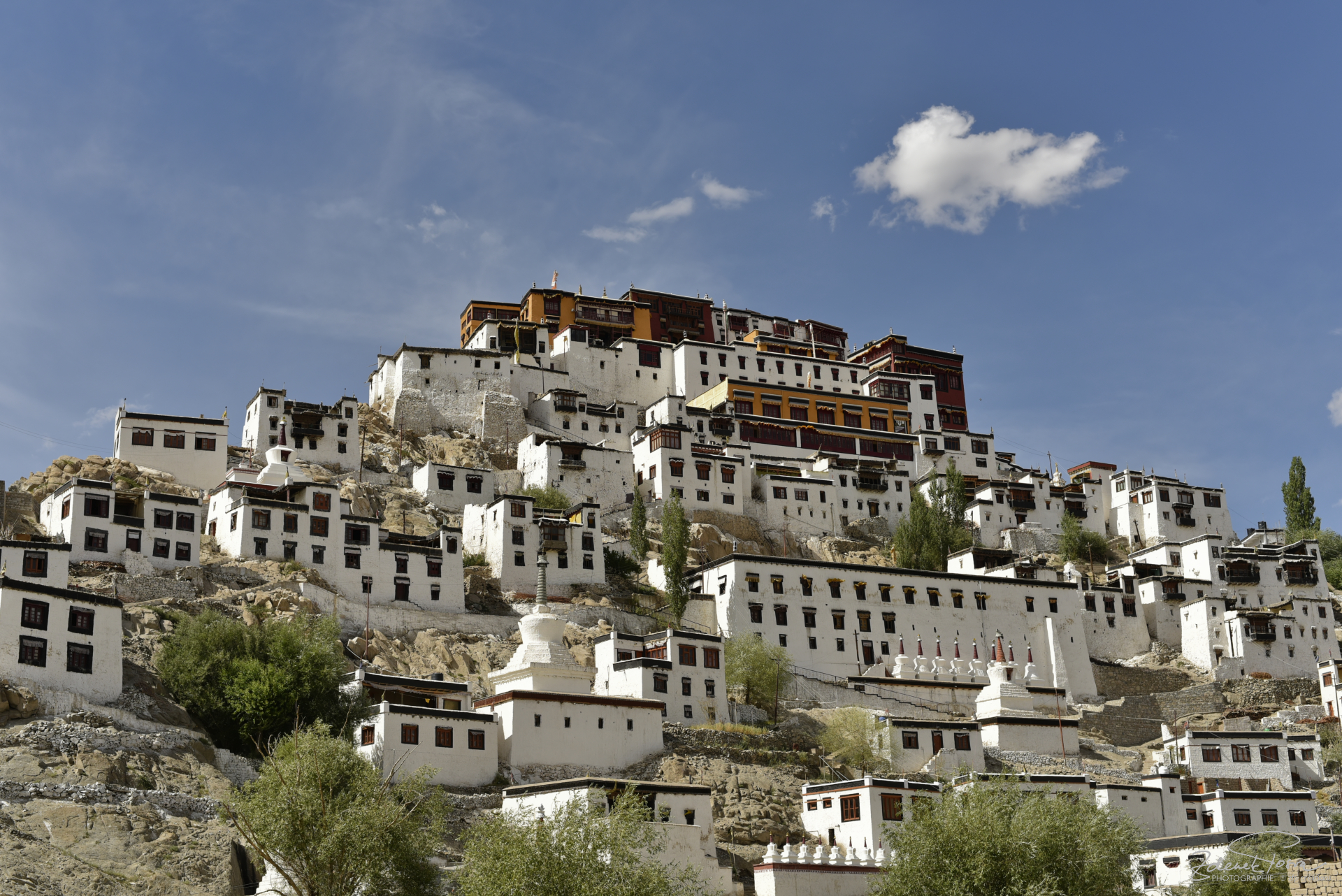 Le monastère de Thiksey des étages de salles de prière matinales dans un rythme sacré.