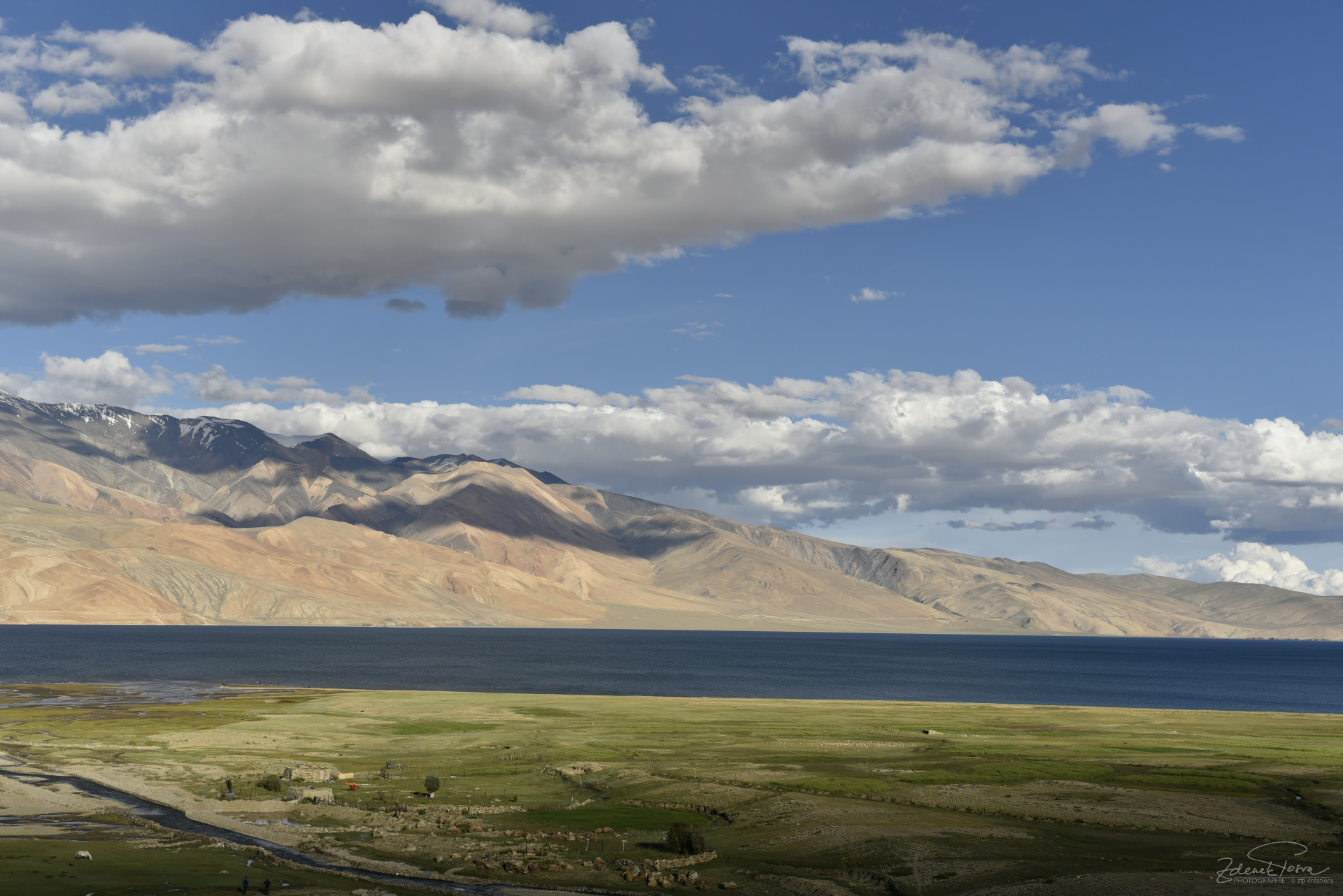 Le lac Moriri (Tso Moriri) avec le village de Korzok