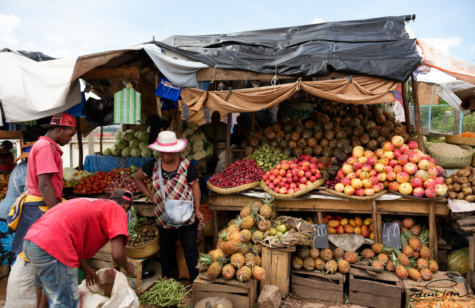 Un marchand de fruits et légumes