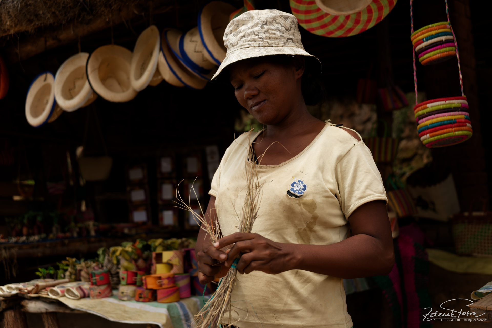 Une vendeuse des objets en paille