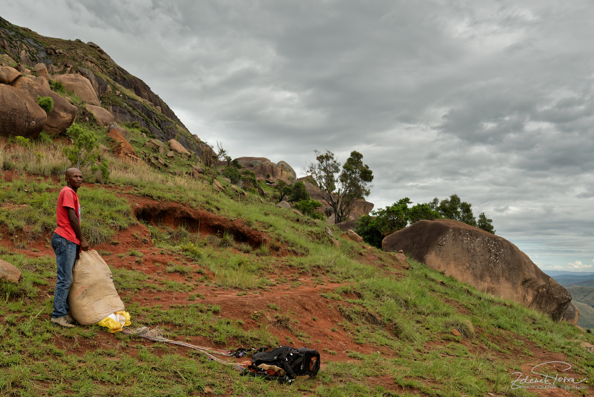 On se prépare pour le vol en parapente