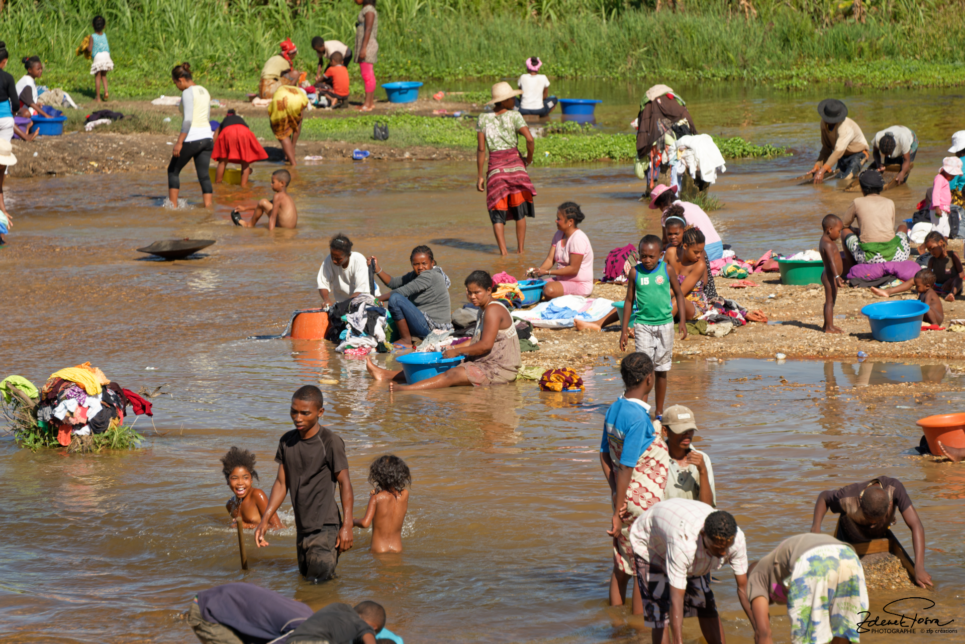 Les chercheurs de pierres précieuses (notamment des saphires) à Ilakaka