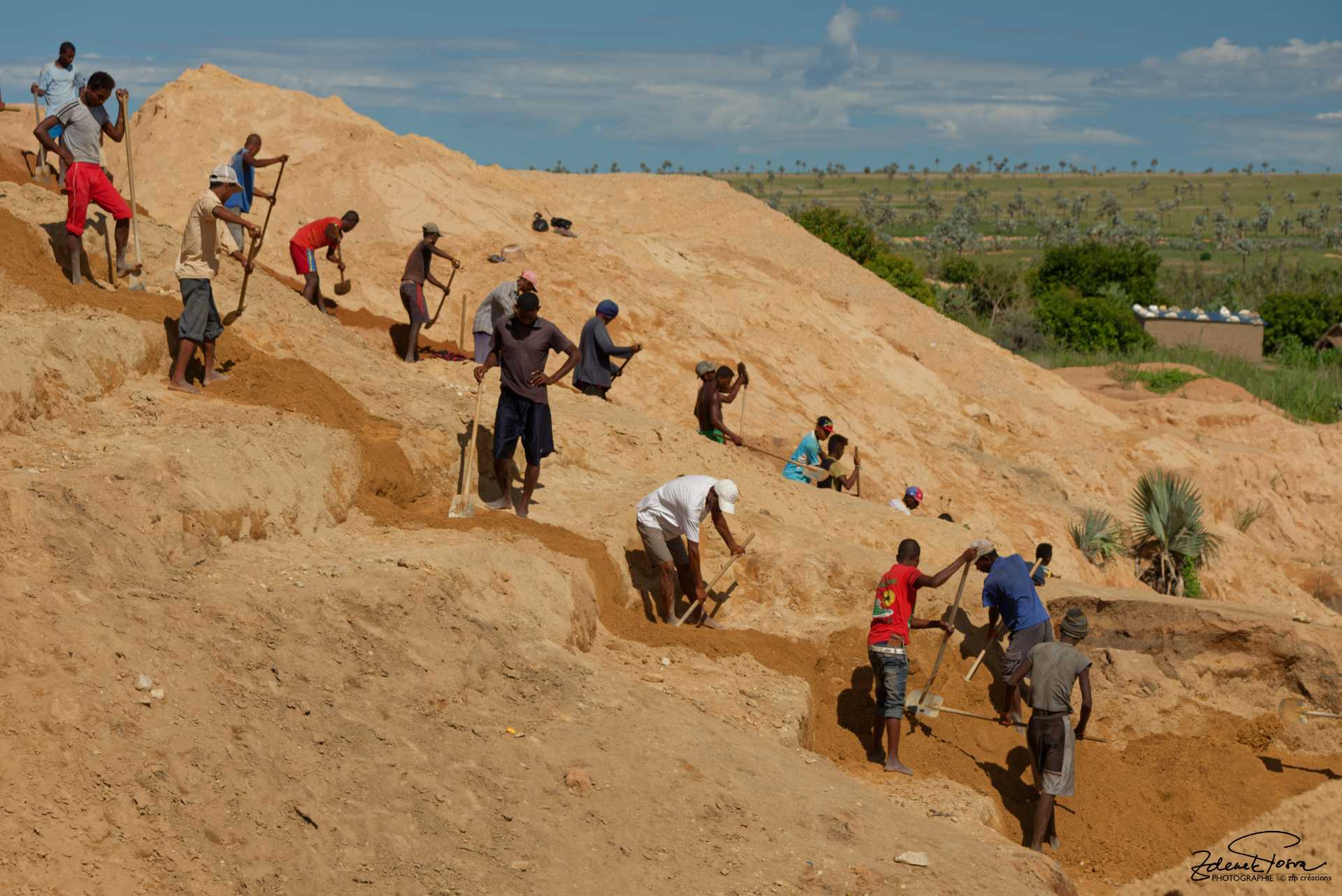 Les chercheurs de pierres précieuses (notamment des saphires) à Ilakaka. On déplace la terre par 