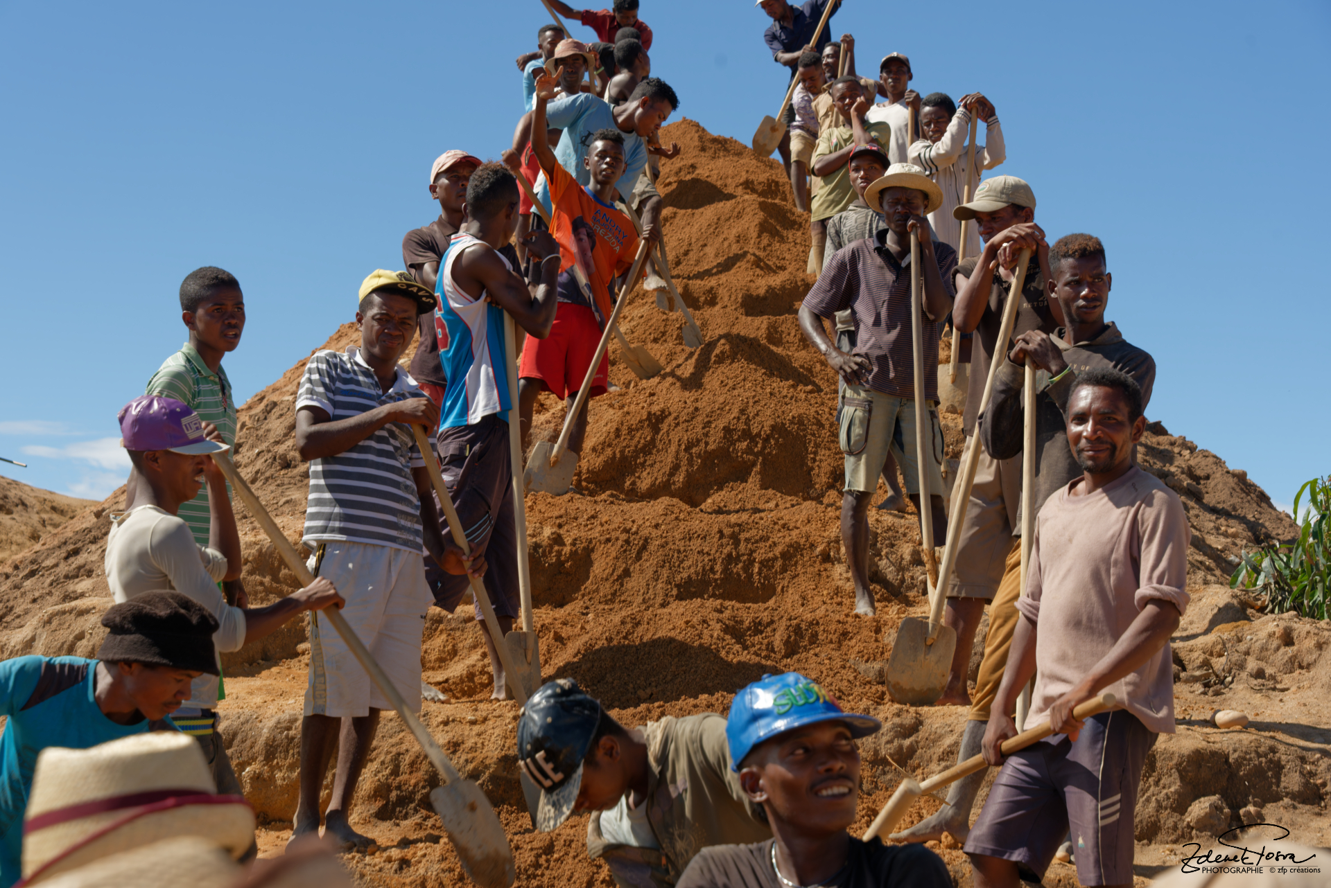 Les chercheurs de pierres précieuses (notamment des saphires) à Ilakaka