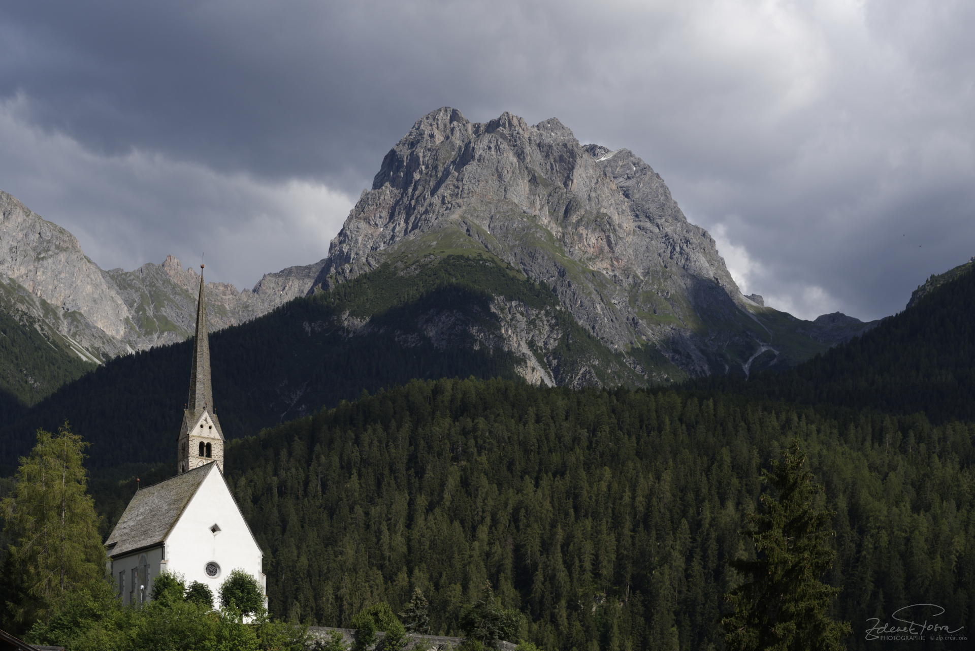 L'église Blanche et Piz Lischana à SCuol