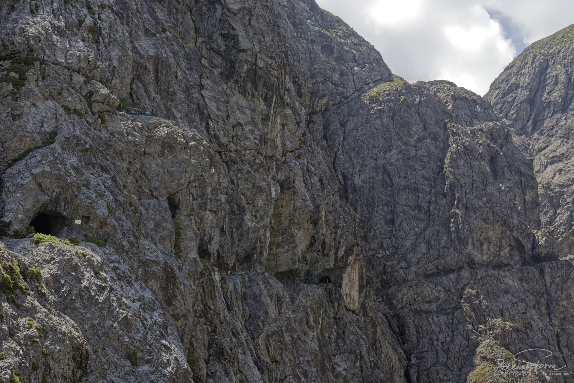 Le chemin taillé dans la roche de l'Aval da Stüra