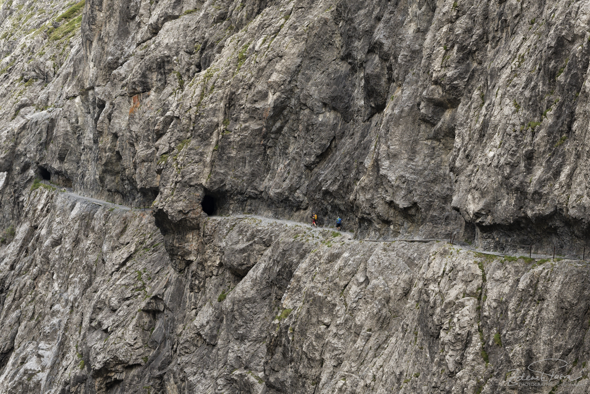 Le chemin taillé dans la roche de l'Aval da Stüra