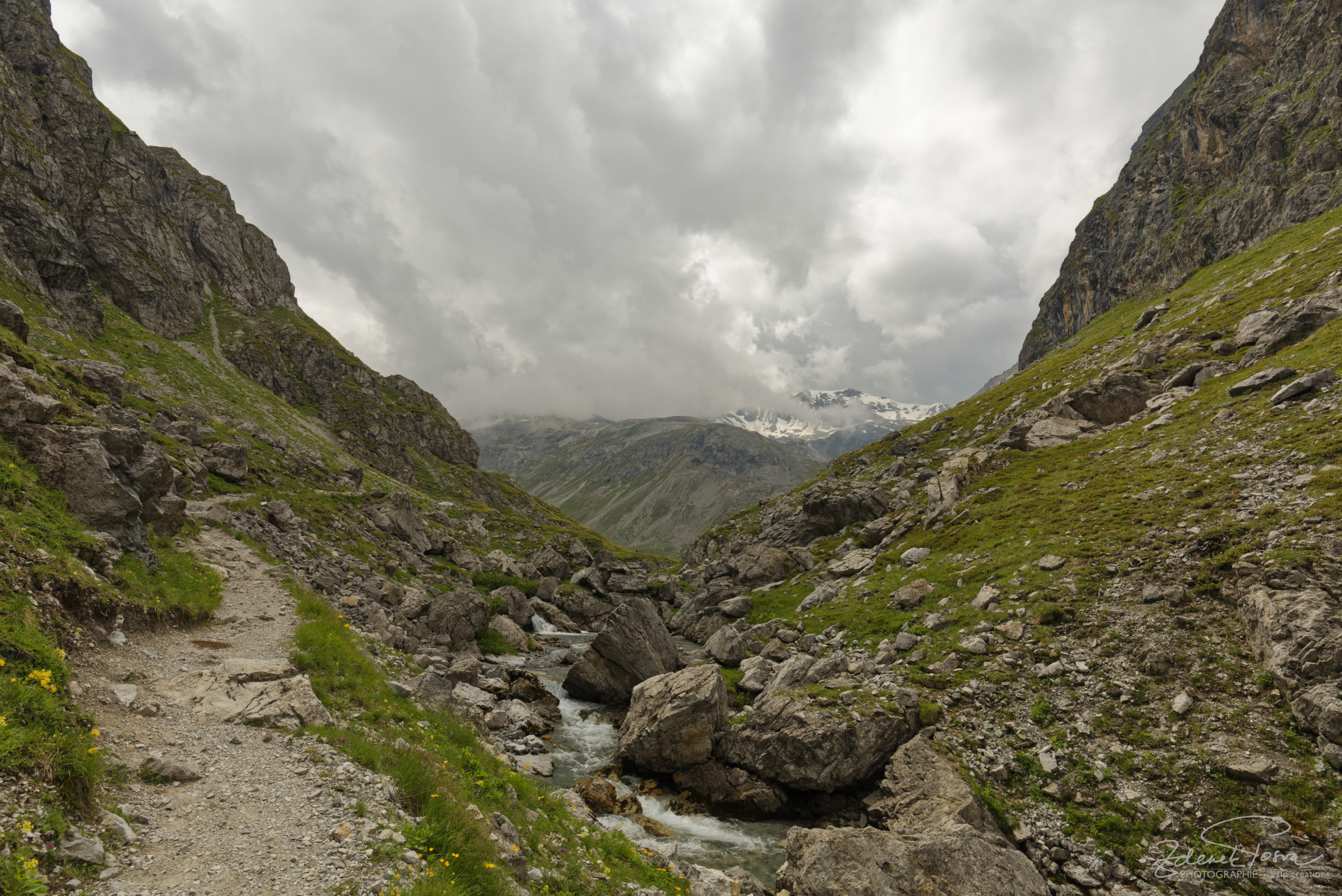 A la sortie du chemin taillé dans la roche, direction Sesvennahütte sur le versant Italien