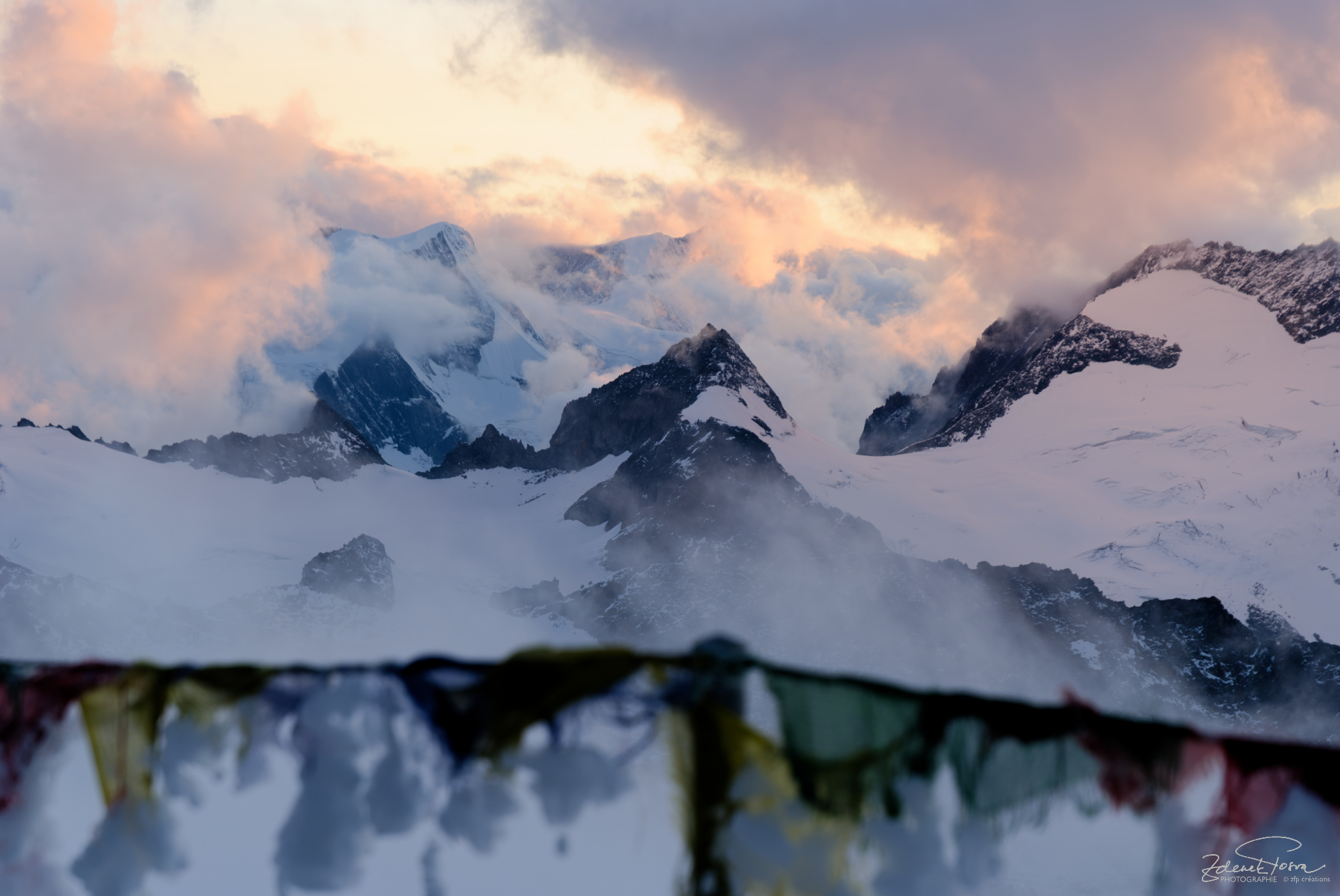 Au lever du soleil devant la cabanne
