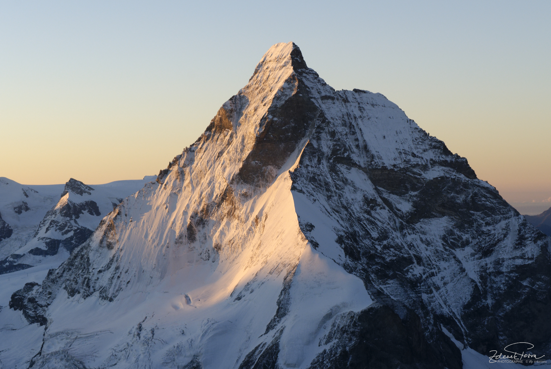 Le Cervin sous le soleil naissant