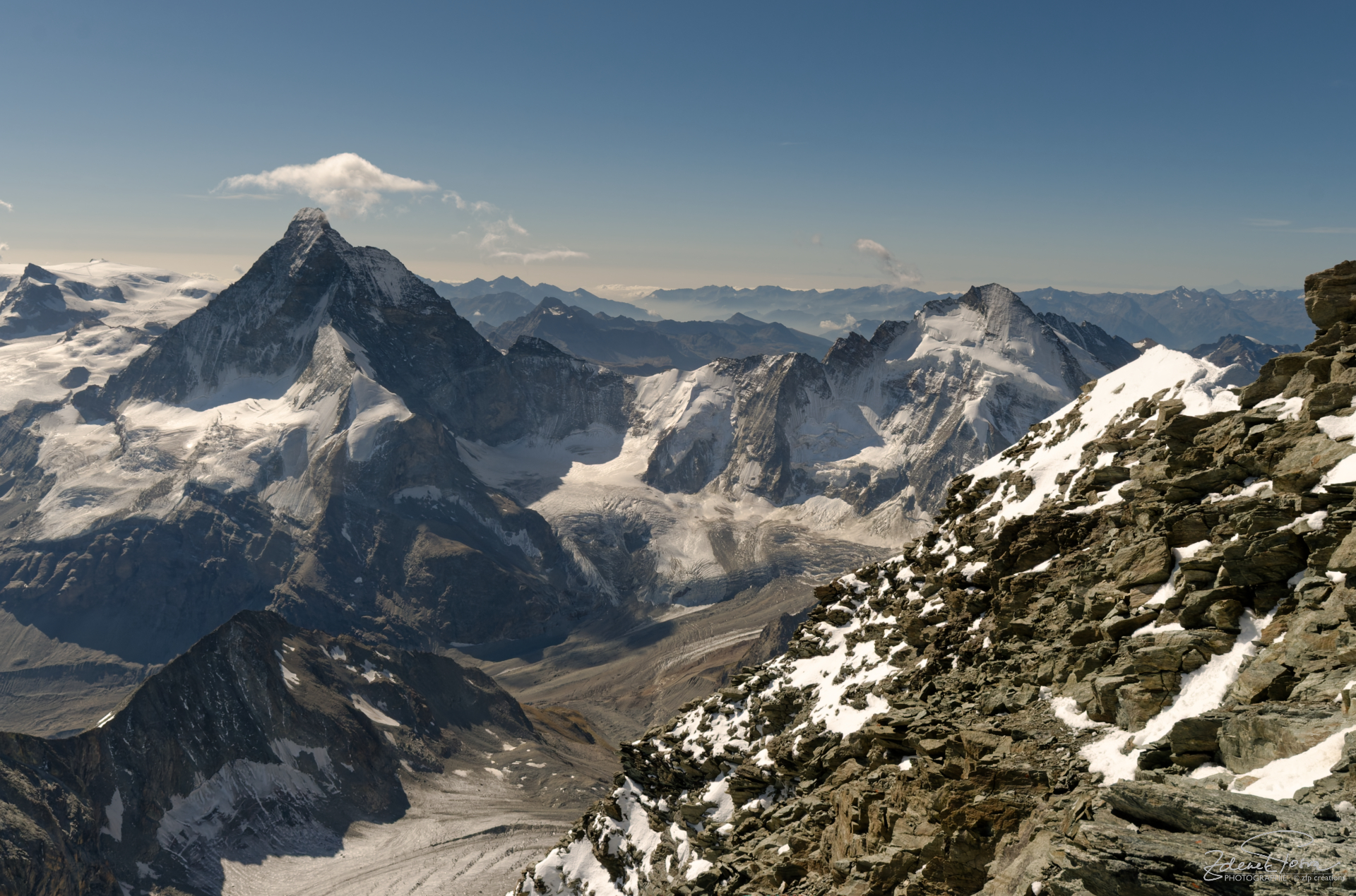 La vue sur le Cervin et la crête qui fait frontière avec l'Italie