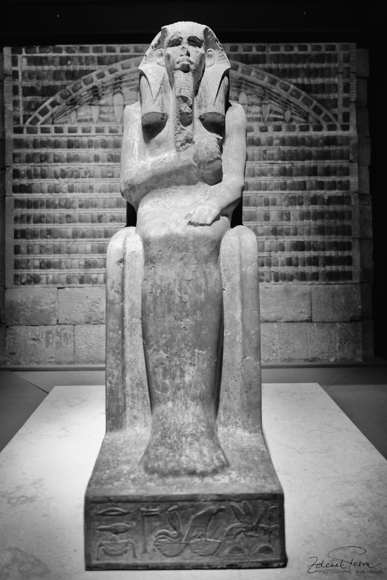 La statue du pharaon Djeser, de son serdab au musée du Caire